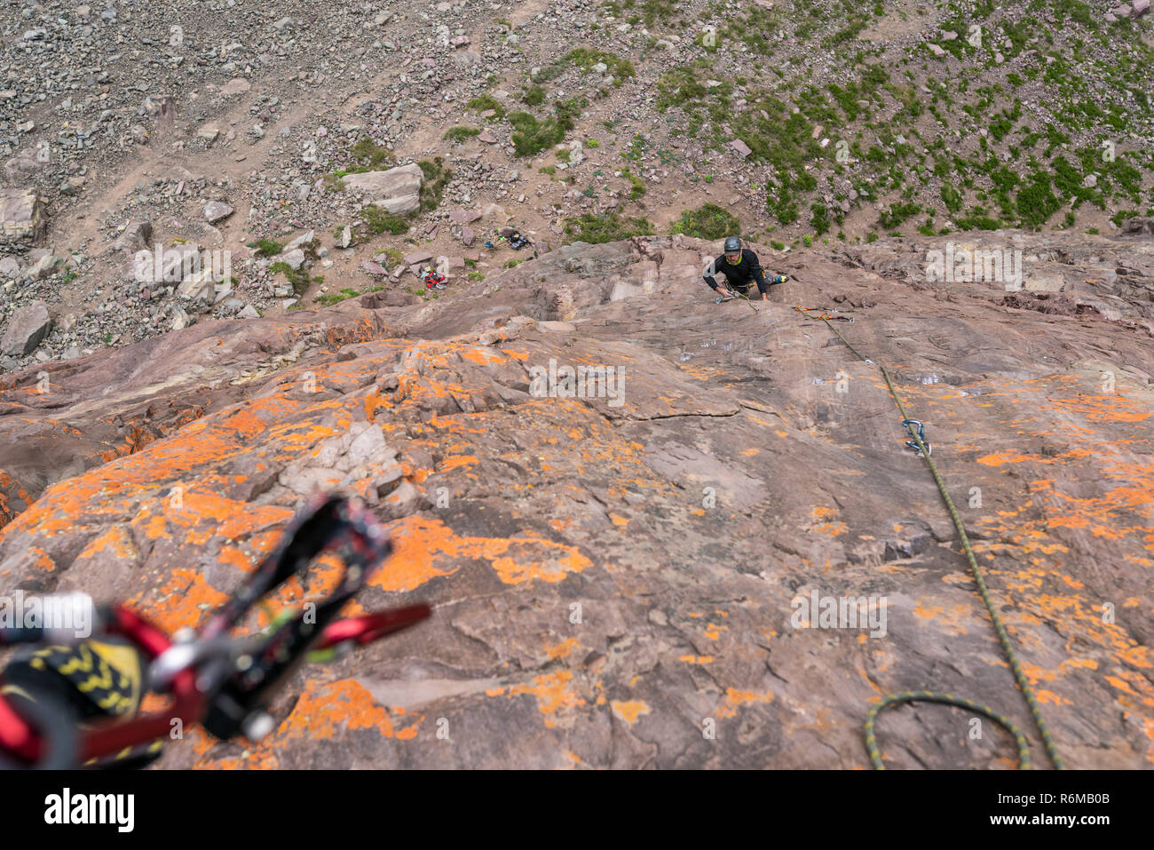 Les derniers mouvements pour atteindre le sommet par un grimpeur. L'escalade à l'intérieur des Andes et des vallées à Cajon del Maipo, un endroit étonnant Banque D'Images