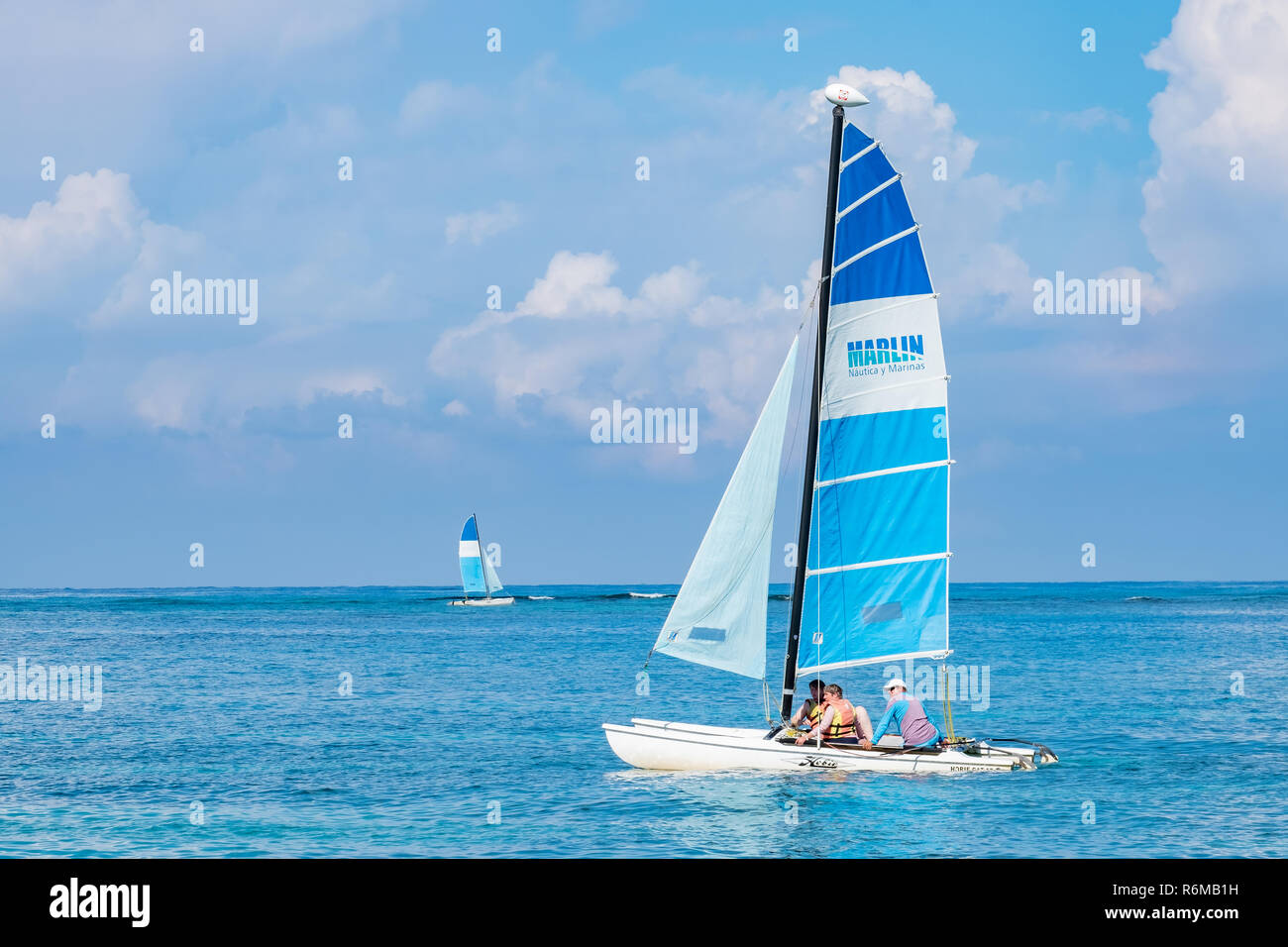 Petit catamaran à voile Banque de photographies et d'images à haute  résolution - Alamy