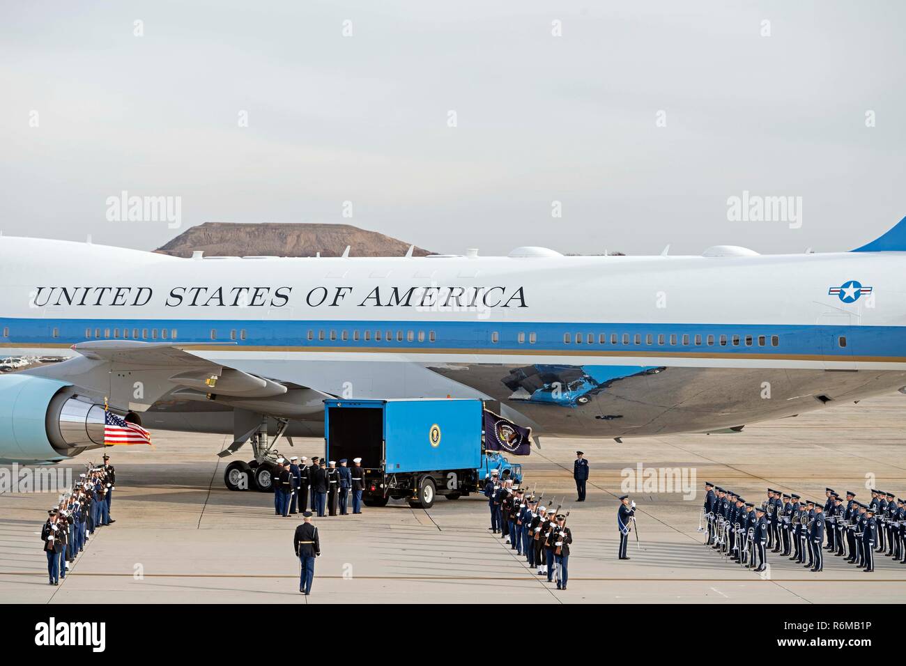 181205-D-NB178-0219 JOINT BASE ANDREWS, dans le Maryland (déc. 5, 2018) avec les membres de la garde d'honneur et de cérémonie U.S. Air Force Band stand au prêt que le cercueil de George H. W. Bush, le 41e président des États-Unis s'apprête à quitter la base aérienne d'Andrews, dans le Maryland, le 5 décembre 2018. Près de 4 000 militaires et civils de partout dans toutes les branches des forces armées américaines, y compris les réserves et les composants de la Garde nationale, à condition que l'appui de cérémonie au cours de George H. W. Bush, le 41e président des États-Unis funérailles d'état. (DoD photo de U.S. Navy Mass Communication Specialis Banque D'Images