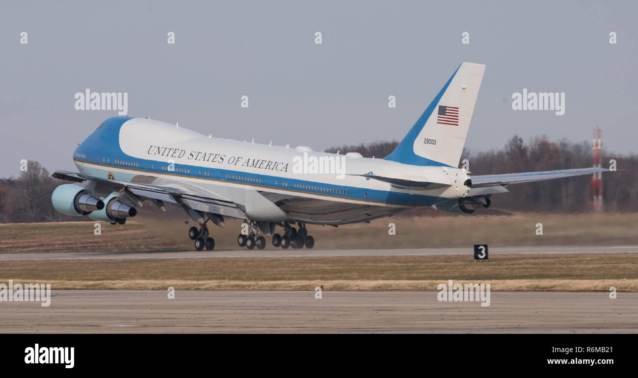 Le regretté George H. W. Bush rend son départ définitif de Joint Base Andrews sur l'Air Force One sur JBA, Md., 5 décembre 2018. Près de 4 000 militaires et civils de partout dans toutes les branches des forces armées américaines, y compris les réserves et les composants de la Garde nationale, à condition que l'appui de cérémonie au cours de George H. W. Bush, le 41e président des États-Unis funérailles d'état. (U.S. Air Force photo par un membre de la 1re classe Michael S. Murphy) Banque D'Images