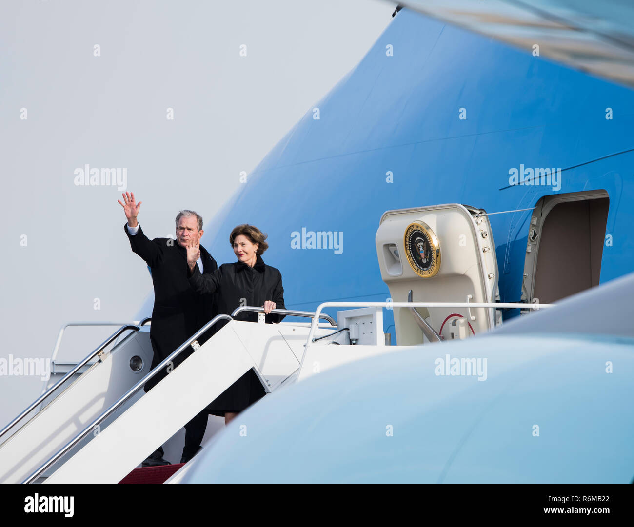 George W. Bush, 43e président des États-Unis, dit au revoir avec son épouse, Laura Bush avant de monter à bord d'Air Force One sur Joint Base Andrews, dans le Maryland, le 5 décembre dernier. Près de 4 000 militaires et civils de partout dans toutes les branches des forces armées américaines, y compris les réserves et les composants de la Garde nationale, à condition que l'appui de cérémonie au cours de George H. W. Bush, le 41e président des États-Unis funérailles d'état. (U.S. Air Force photo par un membre de la 1re classe Michael S. Murphy) Banque D'Images