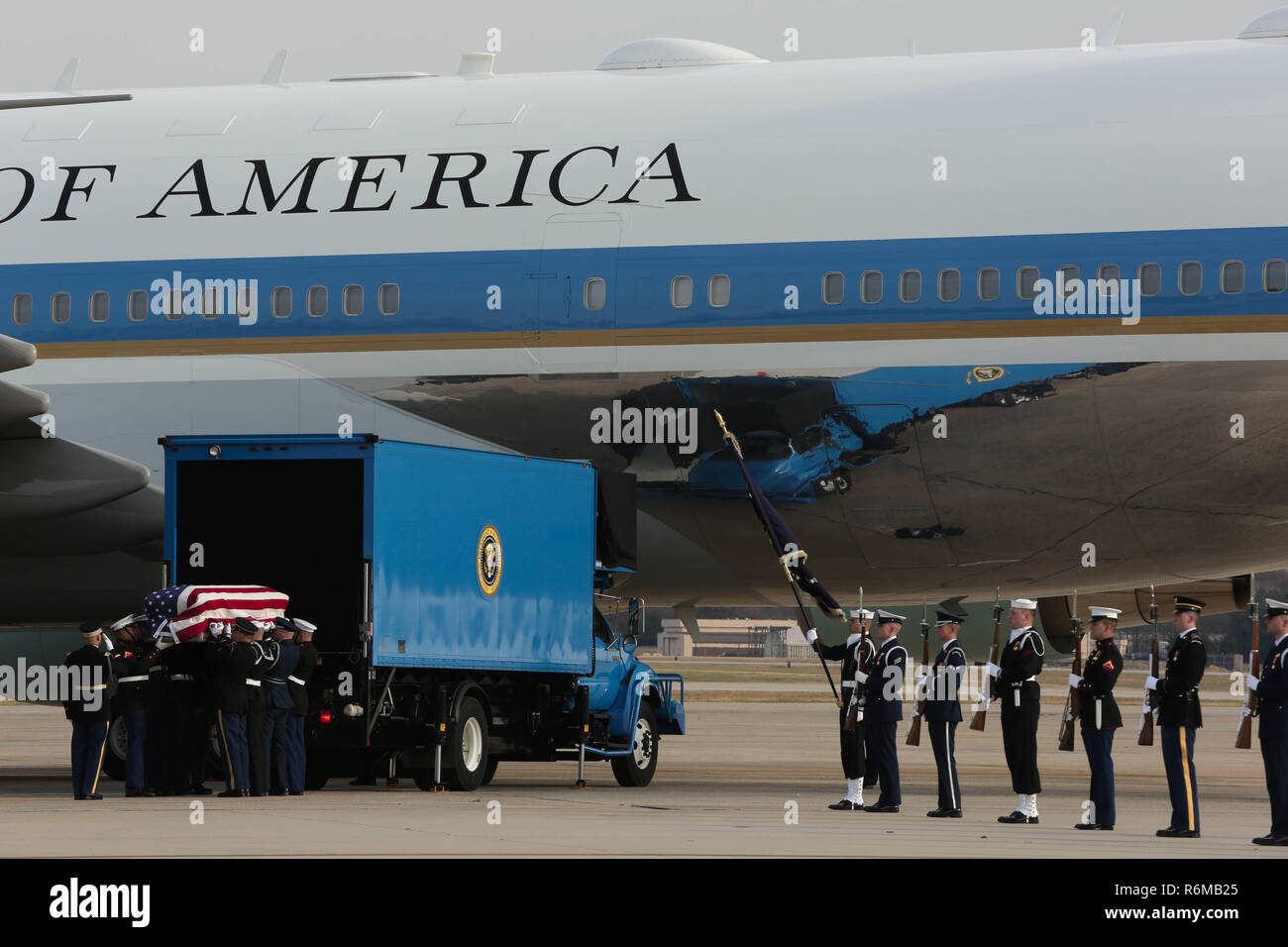 Les porteurs du corps soulever le cercueil du Président George H. W. Bush lors de la cérémonie de départ à Joint Base Andrews, dans le Maryland, le 5 décembre 2018. Près de 4 000 militaires et civils de partout dans toutes les branches des forces armées américaines, y compris les réserves et les composants de la Garde nationale, à condition que l'appui de cérémonie lors de funérailles d'état de George H. Bush, le 41e président des États-Unis. (DoD photo de la FPC. Katelyn étrange) Banque D'Images