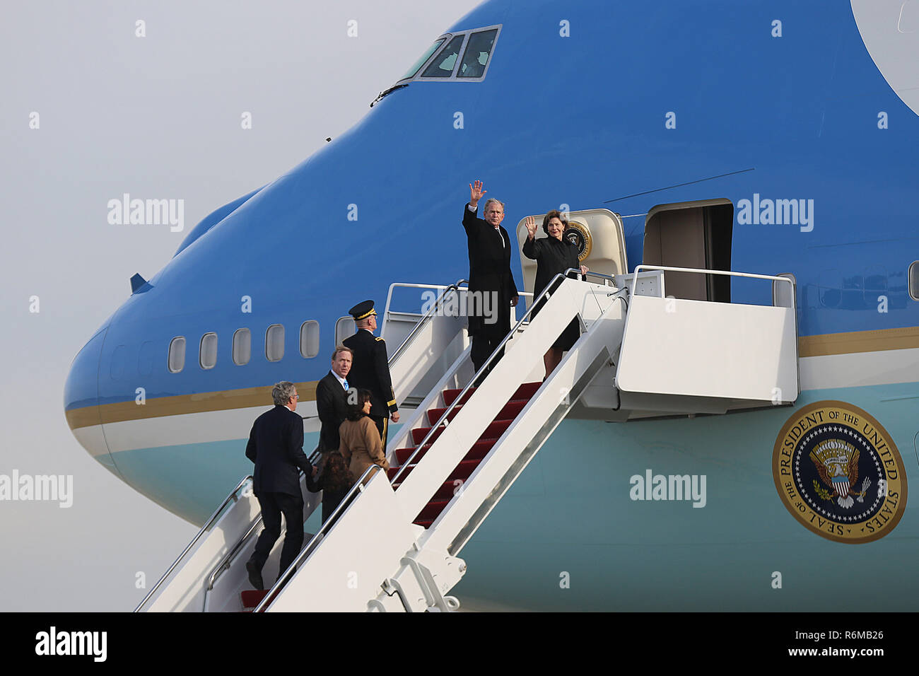 L'ancien président George W. Bush et sa famille à proximité, l'onde de la base aérienne d'Andrews, dans le Maryland, le 05 décembre, 2018. Près de 4 000 militaires et civils de partout dans toutes les branches des forces armées américaines, y compris les réserves et les composants de la Garde nationale, à condition que l'appui de cérémonie lors de funérailles d'état de George H. W. Bush, le 41e président des États-Unis. (Photo par DoD Le s. de l'armée américaine. Kalie Frantz) Banque D'Images