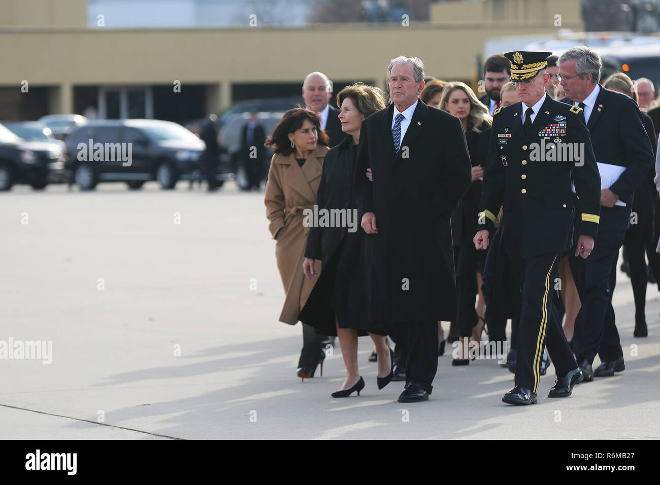 L'ancien président George W. Bush et sa famille se préparer à quitter la base aérienne d'Andrews, dans le Maryland, 05 déc., 2018. Près de 4 000 militaires et civils de partout dans toutes les branches des forces armées américaines, y compris les réserves et les composants de la Garde nationale, à condition que l'appui de cérémonie lors de funérailles d'état de George H. W. Bush, le 41e président des États-Unis. (Photo par DoD Le s. de l'armée américaine. Kalie Frantz) Banque D'Images