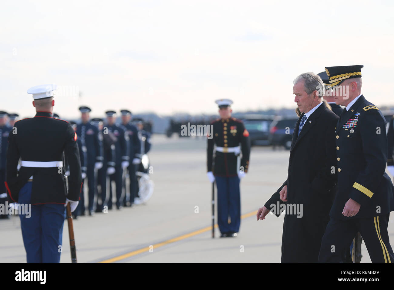 L'ancien président George W. Bush et sa famille se préparer à quitter la base aérienne d'Andrews, dans le Maryland, 05 déc., 2018. Près de 4 000 militaires et civils de partout dans toutes les branches des forces armées américaines, y compris les réserves et les composants de la Garde nationale, à condition que l'appui de cérémonie lors de funérailles d'état de George H. W. Bush, le 41e président des États-Unis. (Photo par DoD Le s. de l'armée américaine. Kalie Frantz) Banque D'Images