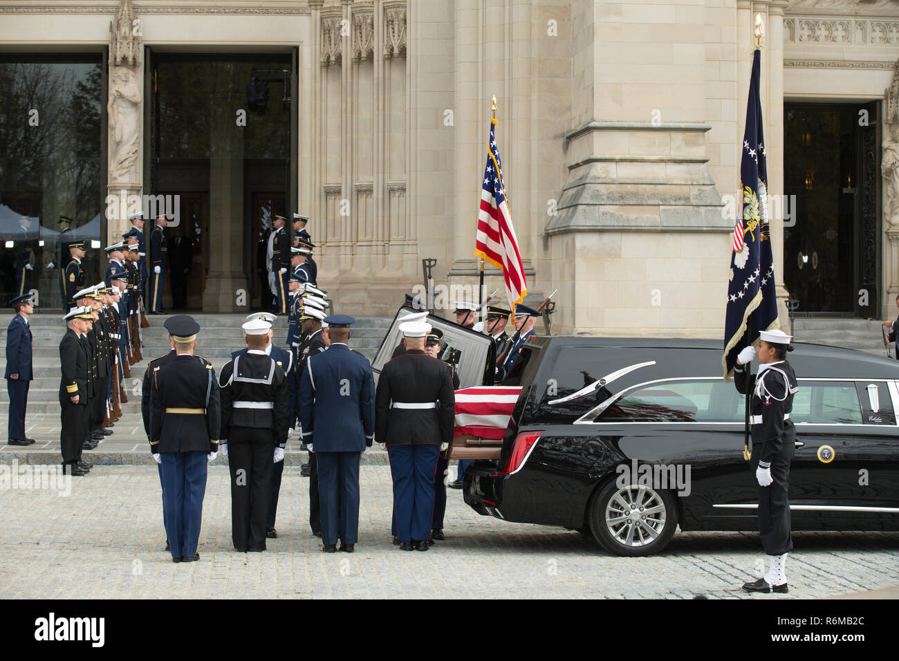 Les membres du service des États-Unis avec la garde d'honneur cérémonie recevoir le cercueil de George H. W. Bush, 41e président des États-Unis à la cathédrale nationale de Washington, Washington, D.C., 5 décembre 2018. Près de 4 000 militaires et civils de partout dans toutes les branches des forces armées américaines, y compris les réserves et les composants de la Garde nationale, à condition que l'appui au cours de cérémonie du Bush Membres funérailles. (DoD photo par le s.. Alexandria blanche) Banque D'Images