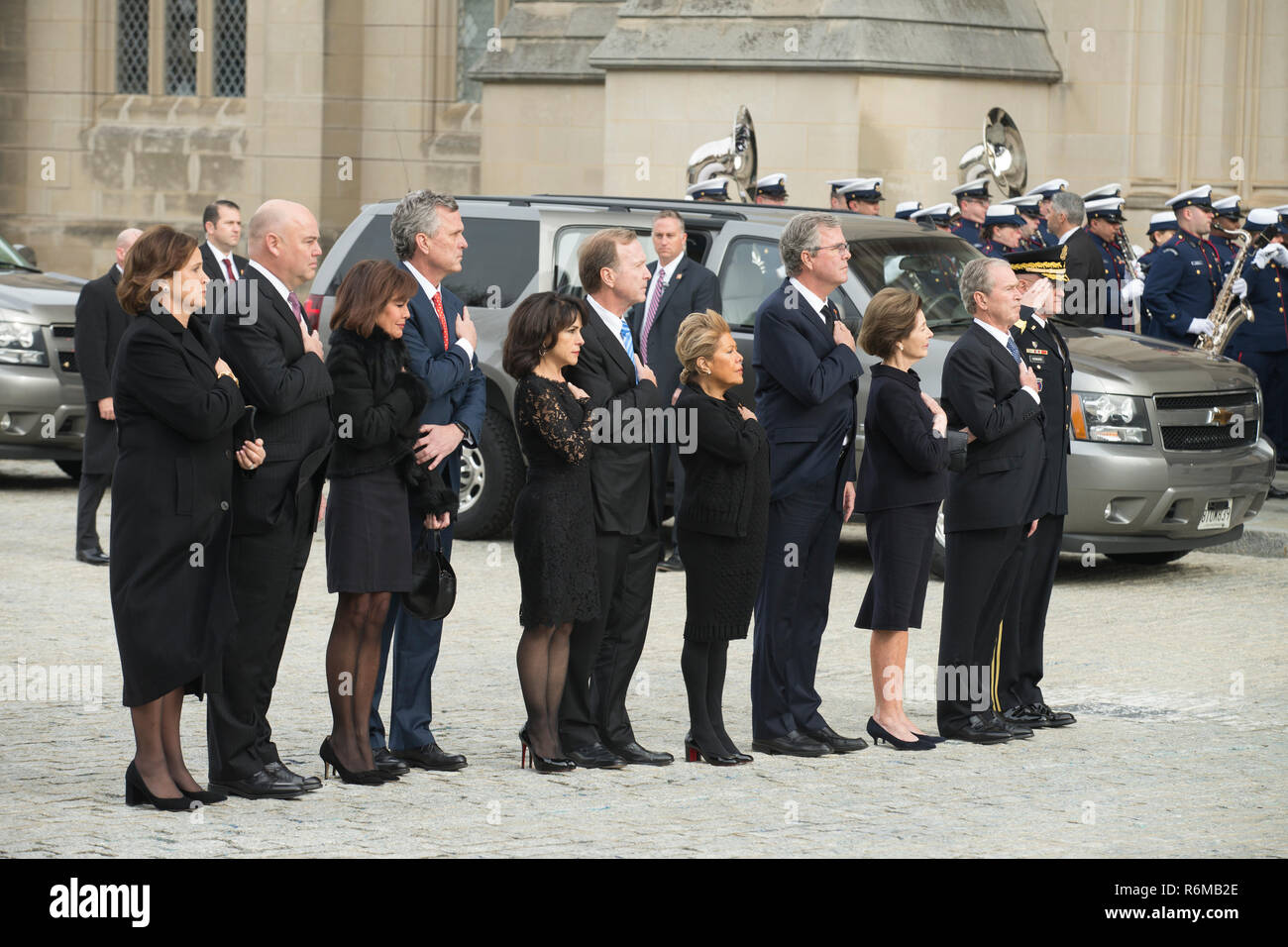La famille Bush regarder la cérémonie sur la garde d'honneur de recevoir le cercueil de George H. W. Bush, 41e président des États-Unis à la cathédrale nationale de Washington, Washington, D.C., 5 décembre 2018. Près de 4 000 militaires et civils de partout dans toutes les branches des forces armées américaines, y compris les réserves et les composants de la Garde nationale, à condition que l'appui au cours de cérémonie du Bush Membres funérailles. (DoD photo par le s.. Alexandria blanche) Banque D'Images