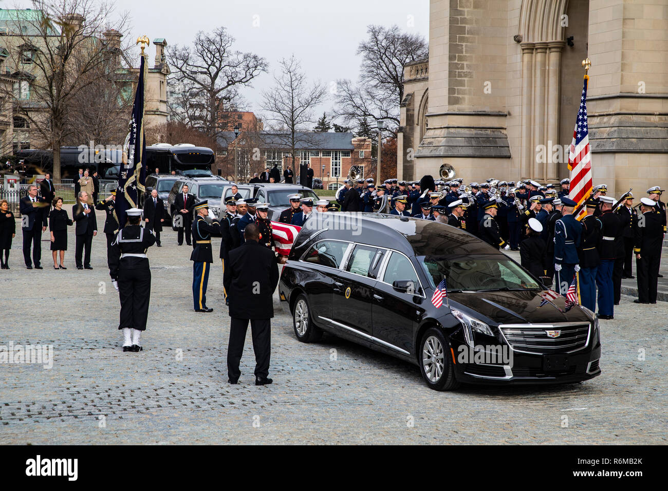 Les membres du service des États-Unis avec la garde d'honneur cérémonie portent le cercueil du Président George H. W. Bush, 41e président des États-Unis, à la cathédrale nationale de Washington, Washington, D.C., 5 décembre 2018. Près de 4 000 militaires et civils de partout dans toutes les branches des forces armées américaines, y compris les réserves et les composants de la Garde nationale, à condition que l'appui de cérémonie lors de funérailles d'état de Bush. (DoD Photo par ; lance le Cpl. Busker Donte) Banque D'Images