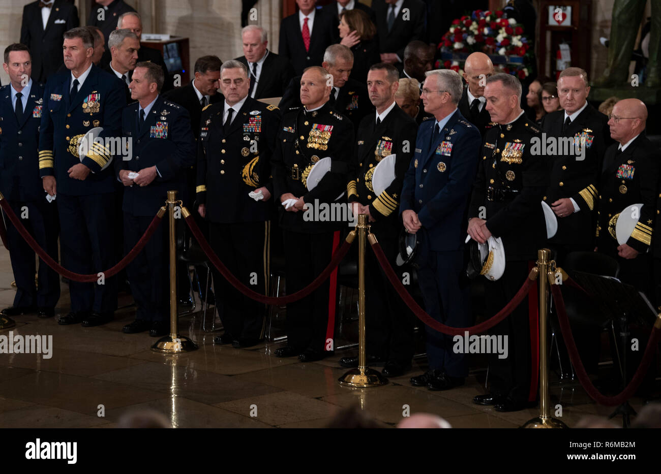 181203-D-AG490-0461 WASHINGTON (déc. 3, 2018), et les dirigeants militaires américains pour attendre l'arrivée du cercueil de George H. Bush, le 41e président des États-Unis, l'arrivée de Bush au cours d'une cérémonie à la rotonde du Capitole, le 3 décembre 2018. Près de 4 000 militaires et civils de partout dans toutes les branches des forces armées américaines, y compris les réserves et les composants de la Garde nationale, à condition que l'appui des affaires civiles et de cérémonie lors de funérailles d'état de Bush. (DoD photo par Marine américaine spécialiste de la communication de masse de la classe de 3ème) Parution/Maxwell Anderson Banque D'Images