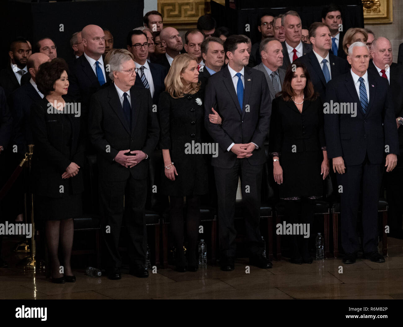 181203-D-AG490-0497 WASHINGTON (déc. 3, 2018) La position des chefs du gouvernement des États-Unis et attendre l'arrivée du cercueil de George H. Bush, le 41e président des États-Unis, l'arrivée de Bush au cours d'une cérémonie à la rotonde du Capitole, le 3 décembre 2018. Près de 4 000 militaires et civils de partout dans toutes les branches des forces armées américaines, y compris les réserves et les composants de la Garde nationale, à condition que l'appui des affaires civiles et de cérémonie lors de funérailles d'état de Bush. (DoD photo par Marine américaine spécialiste de la communication de masse de la classe de 3ème) Parution/Maxwell Anderson Banque D'Images