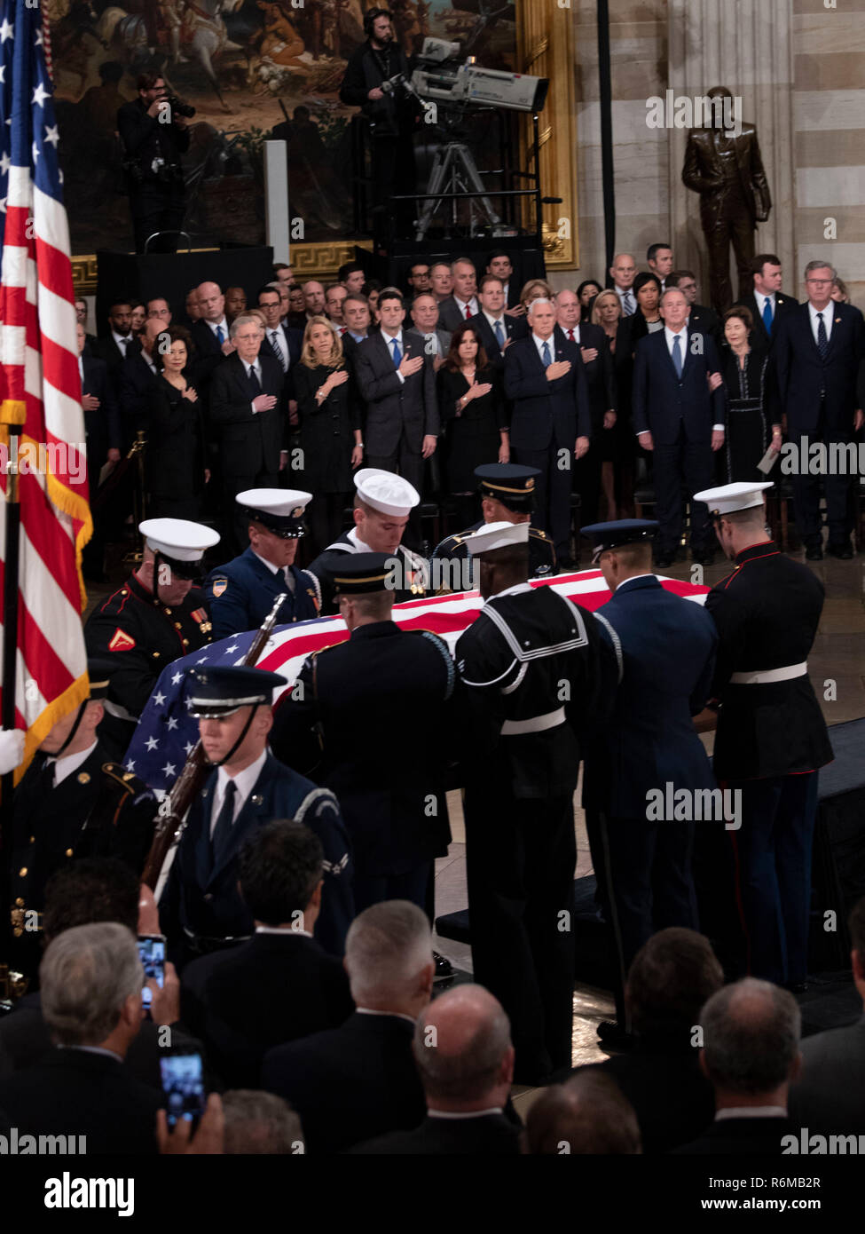 181203-D-AG490-0535 WASHINGTON (déc. 3, 2018) les membres de porter le cercueil de George H. Bush, le 41e président des États-Unis, l'arrivée de Bush au cours d'une cérémonie à la rotonde du Capitole, le 3 décembre 2018. Près de 4 000 militaires et civils de partout dans toutes les branches des forces armées américaines, y compris les réserves et les composants de la Garde nationale, à condition que l'appui des affaires civiles et de cérémonie lors de funérailles d'état de Bush. (DoD photo par Marine américaine spécialiste de la communication de masse de la classe de 3ème) Parution/Maxwell Anderson Banque D'Images