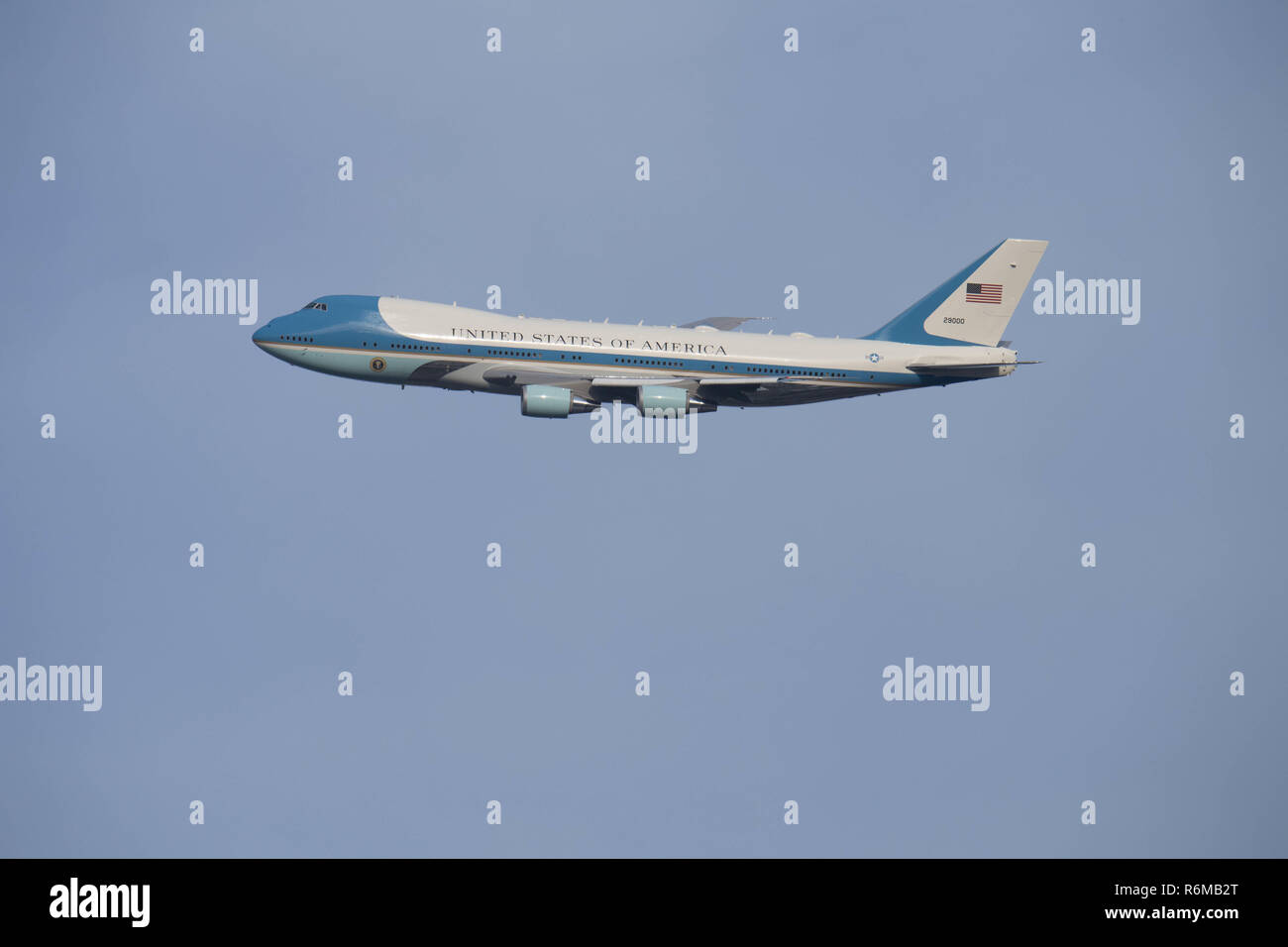 L'ancien président George W. Bush et la famille avec George H. W. L'autopont du cercueil Bush George Bush Library à la Texas A&M University, College Station, Texas, 5 décembre 2018, au cours d'une mission aérienne (41) Sam 41 VC-25A dans un avion pour l'internement. Près de 4 000 militaires et civils de partout dans toutes les branches des forces armées américaines, y compris les réserves et les composants de la Garde nationale, à condition que l'appui de cérémonie au cours de George H. W. Bush, le 41e président des États-Unis funérailles d'état. (U.S. Air Force photo par un membre de la 1re classe Harrison Winchell) Banque D'Images