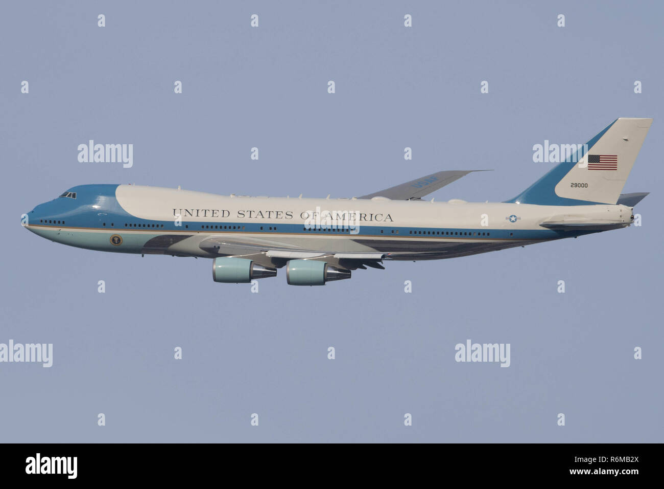 L'ancien président George W. Bush et la famille avec George H. W. L'autopont du cercueil Bush George Bush Library à la Texas A&M University, College Station, Texas, 5 décembre 2018, au cours d'une mission aérienne (41) Sam 41 VC-25A dans un avion pour l'internement. Près de 4 000 militaires et civils de partout dans toutes les branches des forces armées américaines, y compris les réserves et les composants de la Garde nationale, à condition que l'appui de cérémonie au cours de George H. W. Bush, le 41e président des États-Unis funérailles d'état. (U.S. Air Force photo par un membre de la 1re classe Harrison Winchell) Banque D'Images