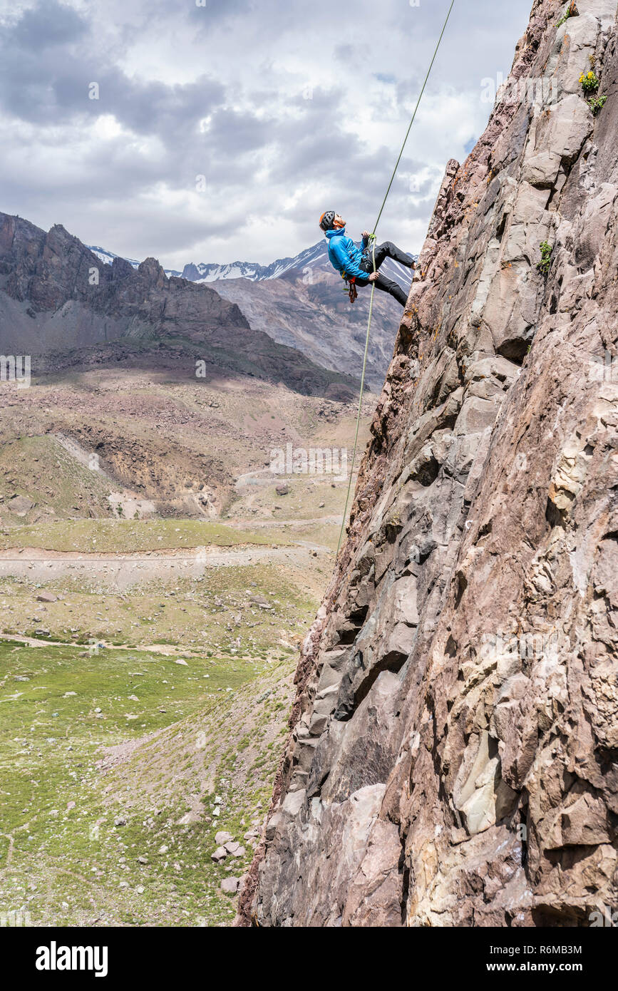 Une personne de la descente en rappel dans l'incroyable montagne murs de cajón del Arenas (Arenas Valley) sur un mur raide appelé 'Pared de Jabbah' (Jabbah Mur) Banque D'Images