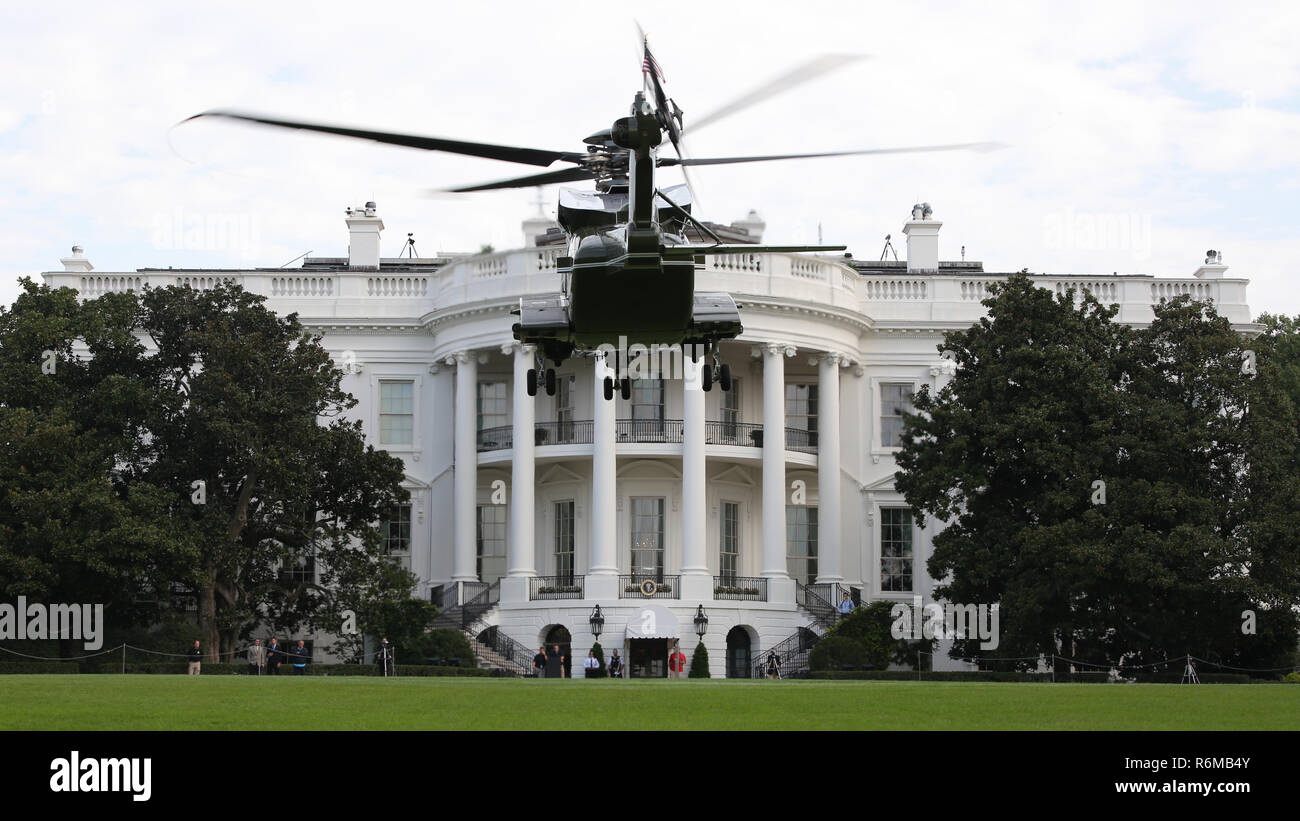 Un escadron d'hélicoptères maritimes (HMX-1) exécute des vols d'essai de la nouvelle VH-92A sur la pelouse Sud de la Maison Blanche le 22 septembre, 2018, Washington D.C. (États-Unis Marine Corps photo par le Sgt. Hunter Helis) Banque D'Images