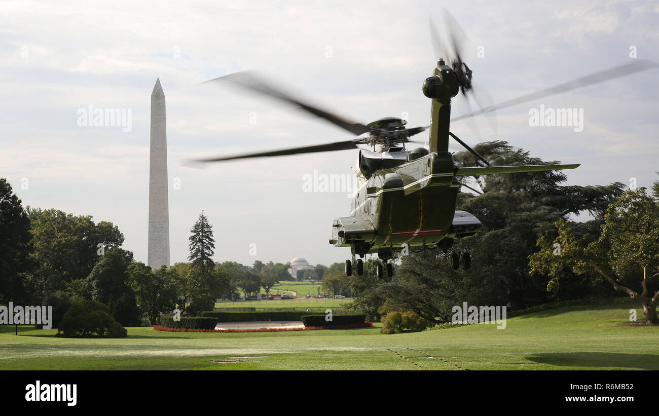 Un escadron d'hélicoptères maritimes (HMX-1) exécute des vols d'essai de la nouvelle VH-92A sur la pelouse Sud de la Maison Blanche le 22 septembre, 2018, Washington D.C. (États-Unis Marine Corps photo par le Sgt. Hunter Helis) Banque D'Images
