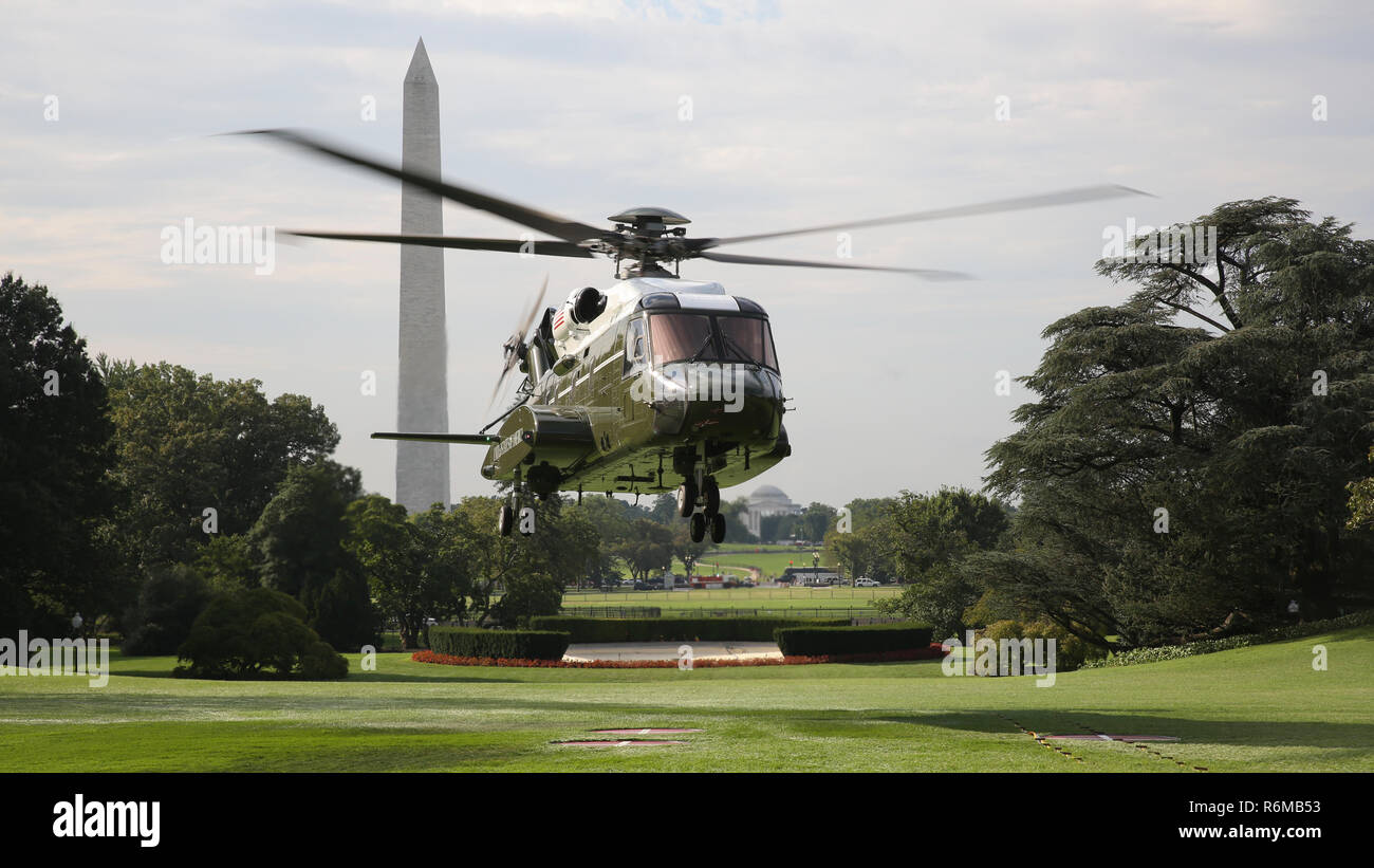 Un escadron d'hélicoptères maritimes (HMX-1) exécute des vols d'essai de la nouvelle VH-92A sur la pelouse Sud de la Maison Blanche le 22 septembre, 2018, Washington D.C. (États-Unis Marine Corps photo par le Sgt. Hunter Helis) Banque D'Images