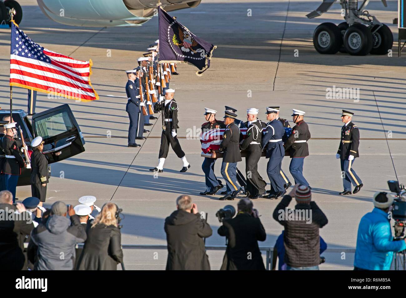181203-D-NB178-1335 JOINT BASE ANDREWS, MD. (31 déc. 3, 2018) avec les membres de la garde d'honneur cérémonie portent le cercueil de George H. W. Bush, le 41e président des États-Unis, à la base aérienne d'Andrews, dans le Maryland le 3 décembre 2018. Près de 4 000 militaires et civils de partout dans toutes les branches des forces armées américaines, y compris les réserves et les composants de la Garde nationale, à condition que l'appui de cérémonie au cours de George H. W. Bush, le 41e président des États-Unis funérailles d'état. (DoD photo par Marine américaine spécialiste de la communication de masse 1re classe Tyrell K. Morris/libérés) Banque D'Images