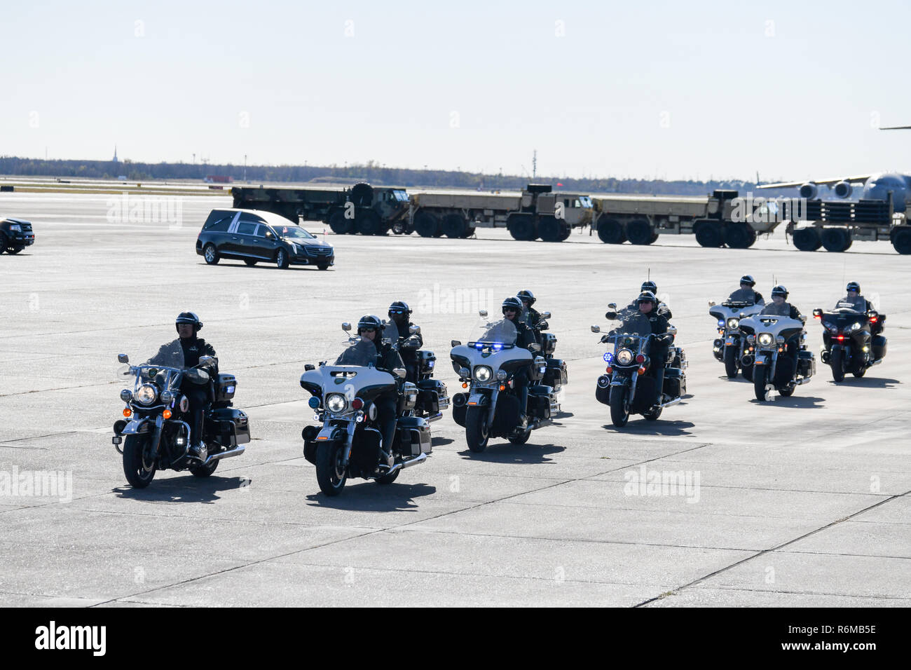 Service des États-Unis membres du comité mixte sur la garde d'honneur des forces canadiennes fournissent les honneurs militaires pendant le départ de l'ancien président George H. Bush, le 41e président des États-Unis, à partir d'Ellington Field Joint Reserve Base, Texas, 03 décembre 2018. Près de 4 000 militaires et civils de partout dans toutes les branches des forces armées américaines, y compris les réserves et de la Garde nationale, à condition que les composants de support pendant la cérémonie George H. W. Bush, le 41e président des États-Unis funérailles d'état. (Photo de la Garde nationale aérienne par le sergent. Daniel J. Martinez) Banque D'Images