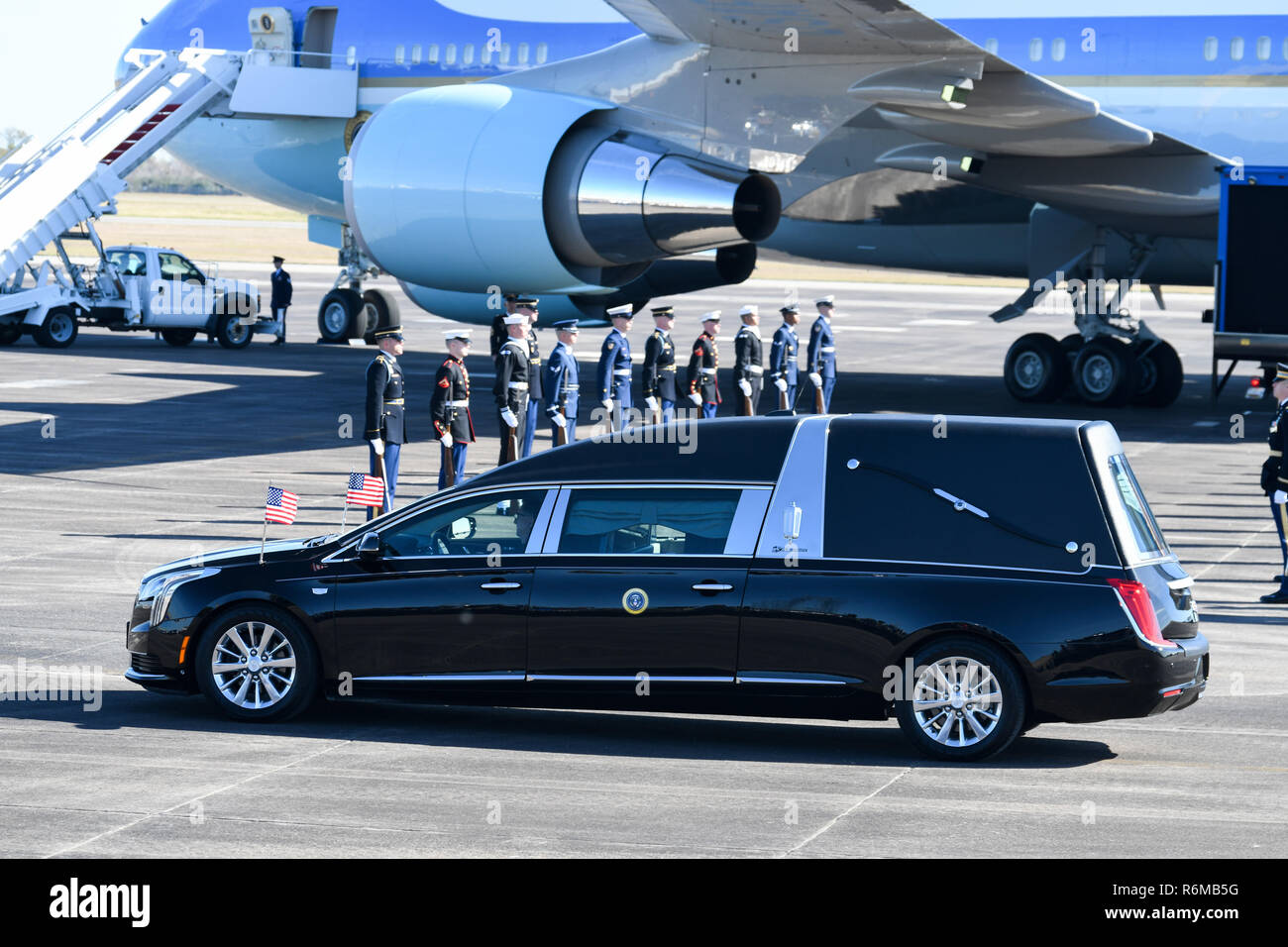Service des États-Unis membres du comité mixte sur la garde d'honneur des forces canadiennes fournissent les honneurs militaires pendant le départ de l'ancien président George H. Bush, le 41e président des États-Unis, à partir d'Ellington Field Joint Reserve Base, Texas, 03 décembre 2018. Près de 4 000 militaires et civils de partout dans toutes les branches des forces armées américaines, y compris les réserves et de la Garde nationale, à condition que les composants de support pendant la cérémonie George H. W. Bush, le 41e président des États-Unis funérailles d'état. (Photo de la Garde nationale aérienne par le sergent. Daniel J. Martinez) Banque D'Images