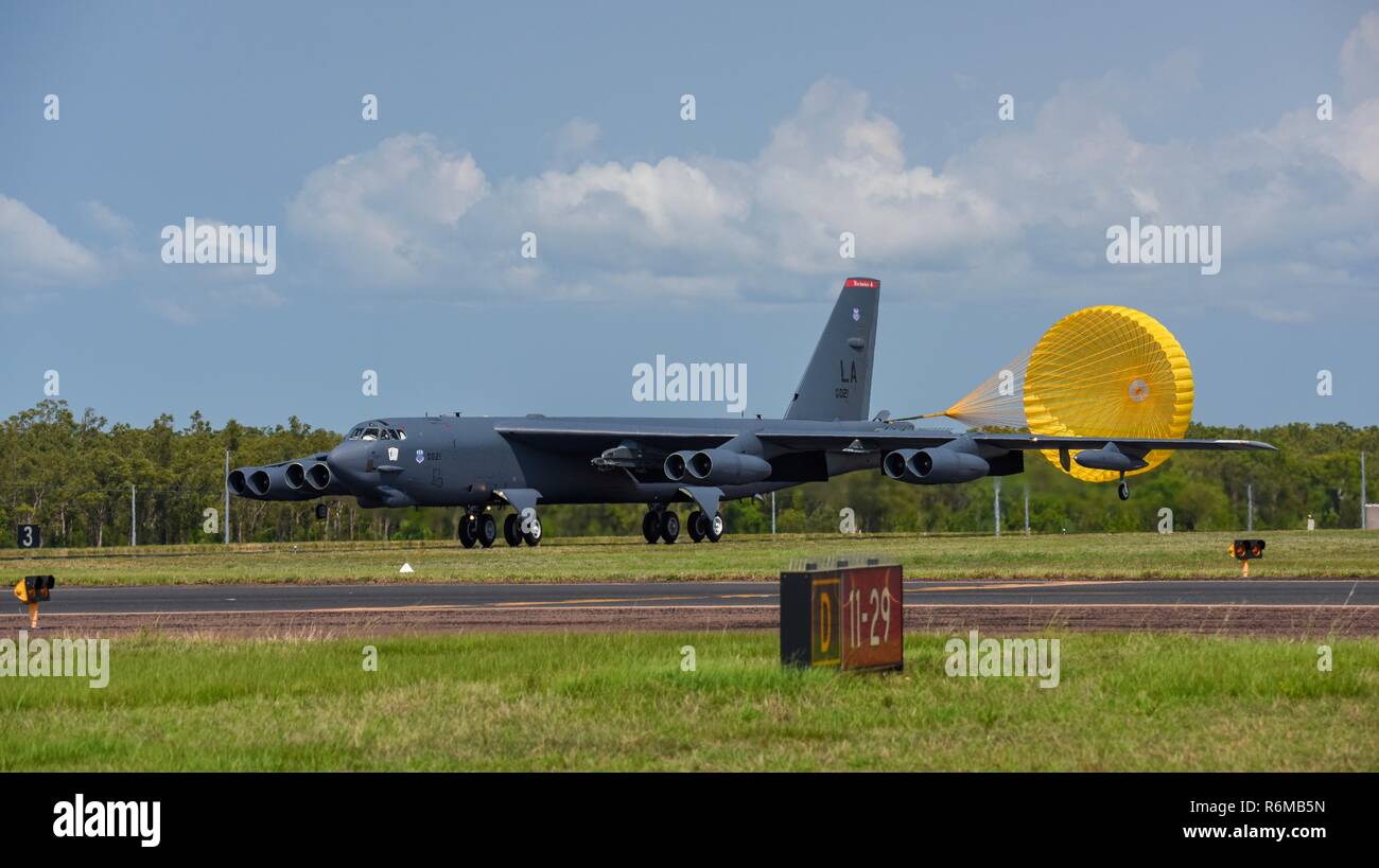 Un U.S. Air Force B-52 Stratofortress, affecté à la 96e Escadron expéditionnaire piégée, déployés à partir de Base aérienne de Barksdale, en Louisiane, ouvre son drag chute au cours de l'effort de discussion la foudre à base de la Royal Australian Air Force (RAAF) Darwin, Australie, le 3 décembre 2018. Deux bombardiers avec équipage et du personnel de soutien déployés à RAAF Darwin pour permettre aux États-Unis de former et d'accroître l'interopérabilité avec les homologues australiens à l'appui de l'Indo-Pacifique renforcée du commandement américain de coopération de l'air (EAC) programme. (U.S. Photo de l'Armée de l'air par la Haute Airman Christopher Quail) Banque D'Images