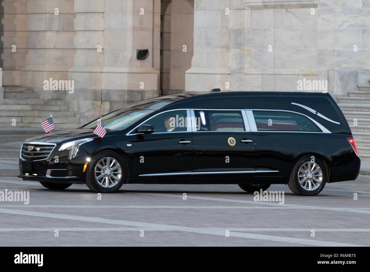 Le corbillard transportant George H. W. Bush, 41e président des États-Unis, arrive à l'United States Capitol, Washington, D.C., le 3 décembre 2018. Près de 4 000 militaires et civils de partout dans toutes les branches des forces armées américaines, y compris les réserves et les composants de la Garde nationale, à condition que l'appui de cérémonie au cours de George H. W. Bush, le 41e président des États-Unis funérailles d'état. (DoD photo par le sergent du Corps des Marines des États-Unis. Hunter Helis) Banque D'Images