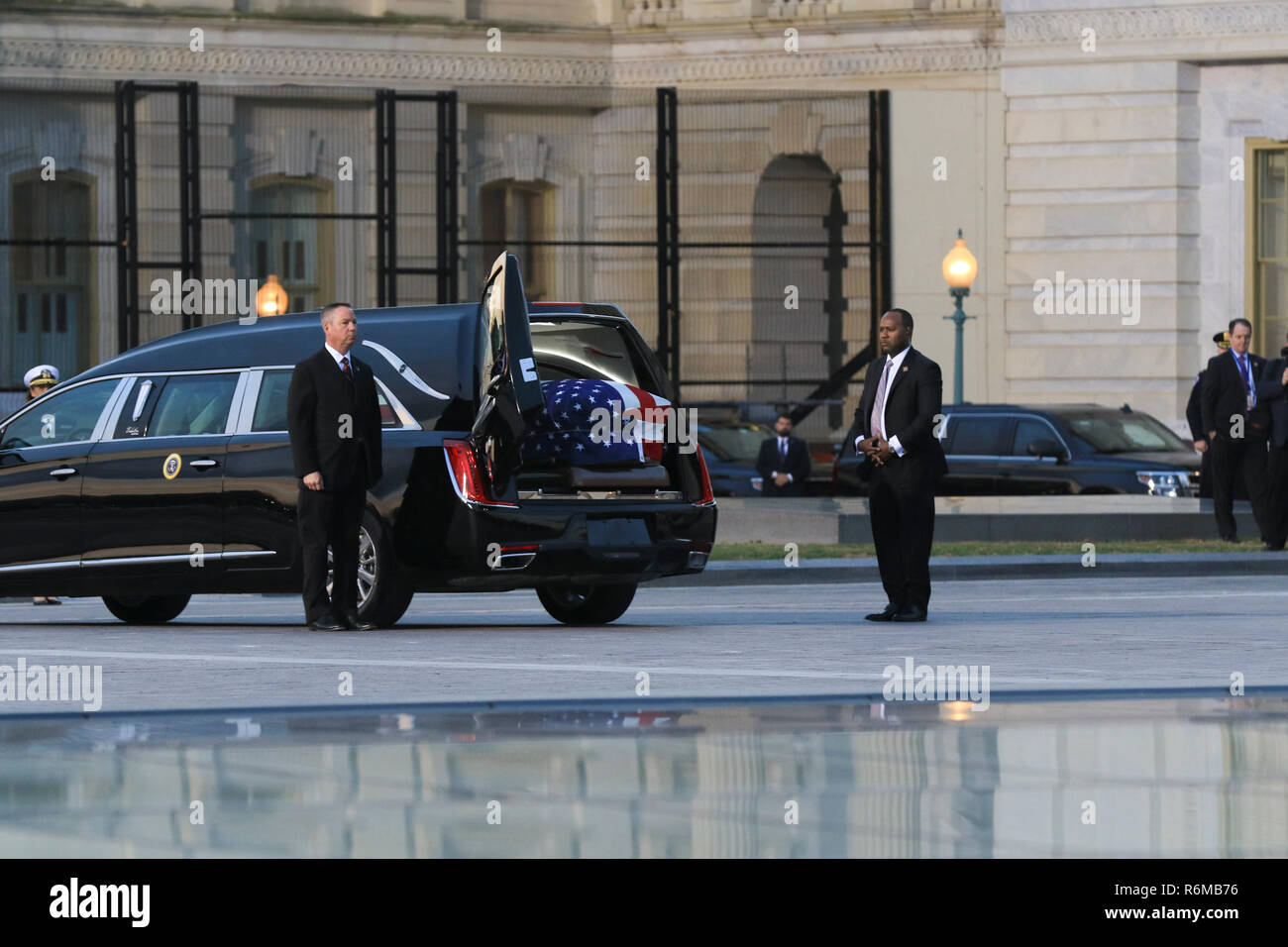 Les pilotes de corbillard préparer le cercueil de George H. W. Bush, 41e président des États-Unis au cours de sa cérémonie d'arrivée à l'United States Capitol, Washington, D.C., le 3 décembre 2018. Près de 4 000 militaires et civils de partout dans toutes les branches des forces armées américaines, y compris les réserves et les composants de la Garde nationale, à condition que l'appui de cérémonie au cours de George H. W. Bush, le 41e président des États-Unis funérailles d'état. (DoD photo par le sergent du Corps des Marines des États-Unis. Hunter Helis) Banque D'Images