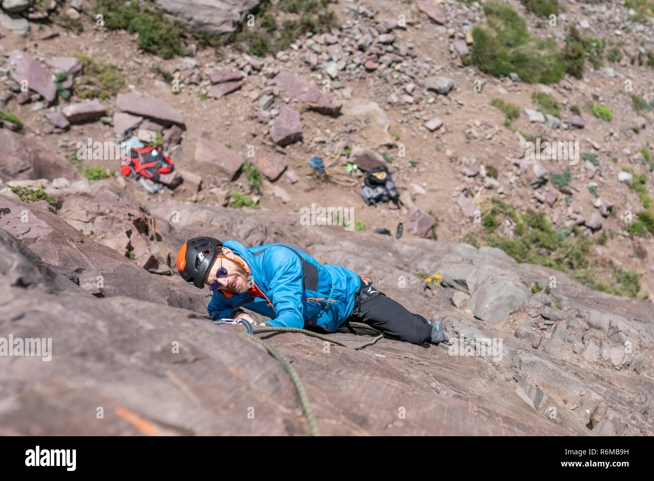 Les derniers mouvements pour atteindre le sommet par un grimpeur. L'escalade à l'intérieur des Andes et des vallées à Cajon del Maipo, un endroit étonnant Banque D'Images