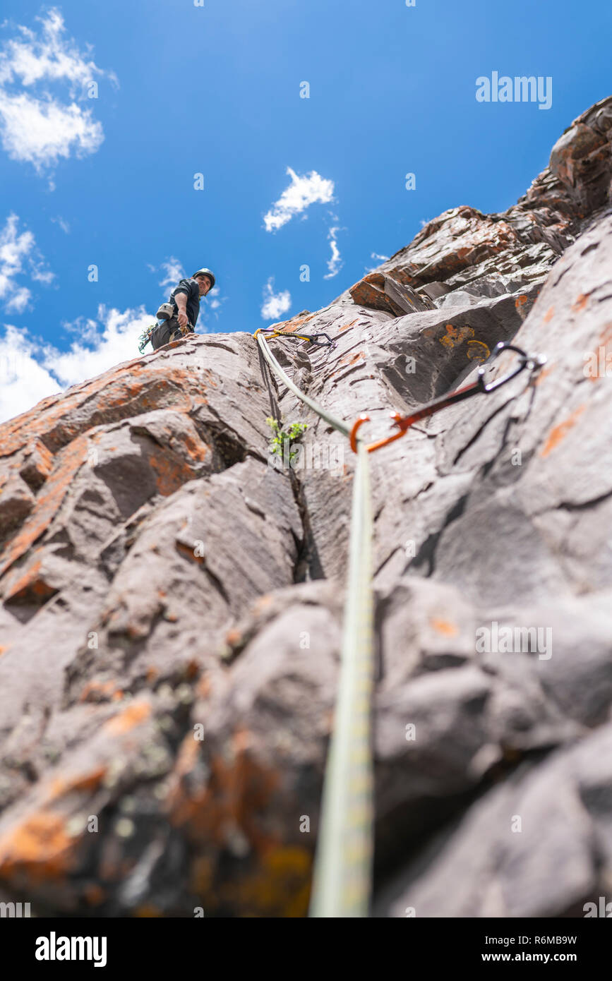 Les derniers mouvements pour atteindre le sommet par un grimpeur. L'escalade à l'intérieur des Andes et des vallées à Cajon del Maipo, un endroit étonnant Banque D'Images