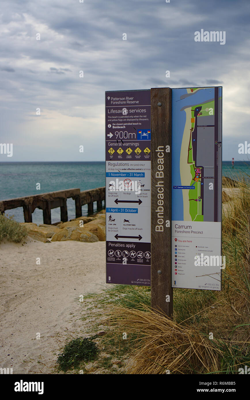 Bonbeach, VIC / AUSTRALIE - 15 Oct 2018 : Patterson River réserve littorale Bonbeach Beach Welcome Sign et panneaux d'avertissement général Banque D'Images