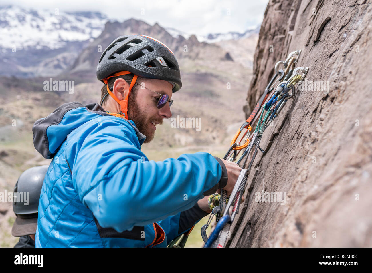 Expressions visage tandis qu'un grimpeur monter un grand mur à l'intérieur de la Cordillère des Andes, une aventure extraordinaire. Sourire sur son visage tout en allant à la montagne Banque D'Images