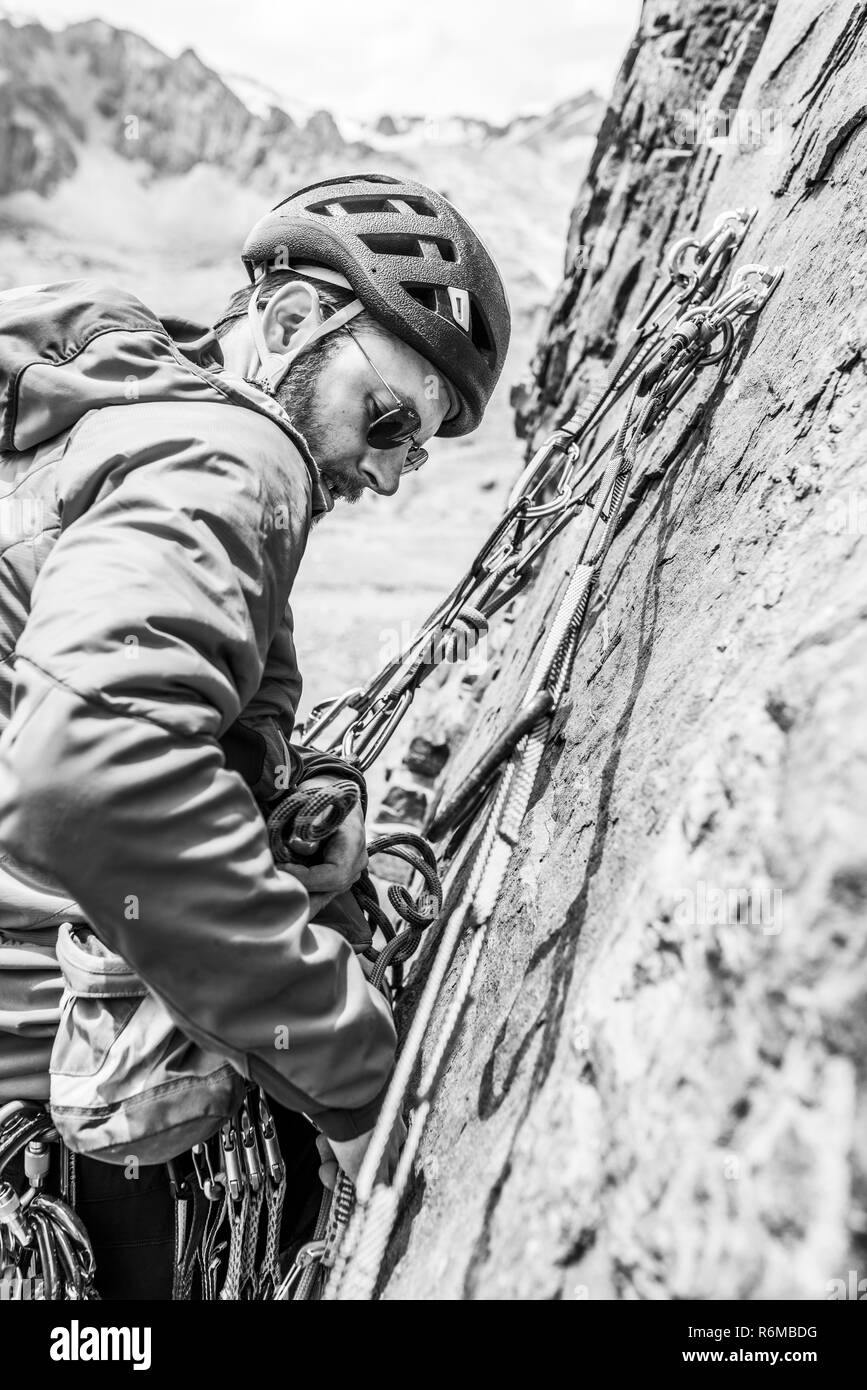 Expressions visage tandis qu'un grimpeur monter un grand mur à l'intérieur de la Cordillère des Andes, une aventure extraordinaire. Sourire sur son visage tout en allant à la montagne Banque D'Images