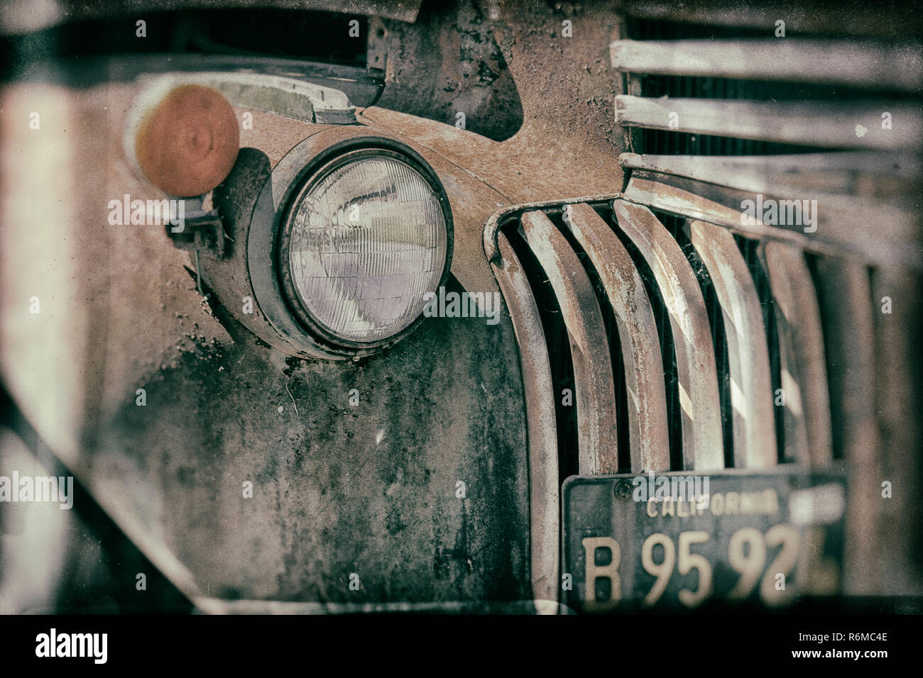 Vieux camion rouillé sur cour de C. Sattui Winery, Californie Banque D'Images