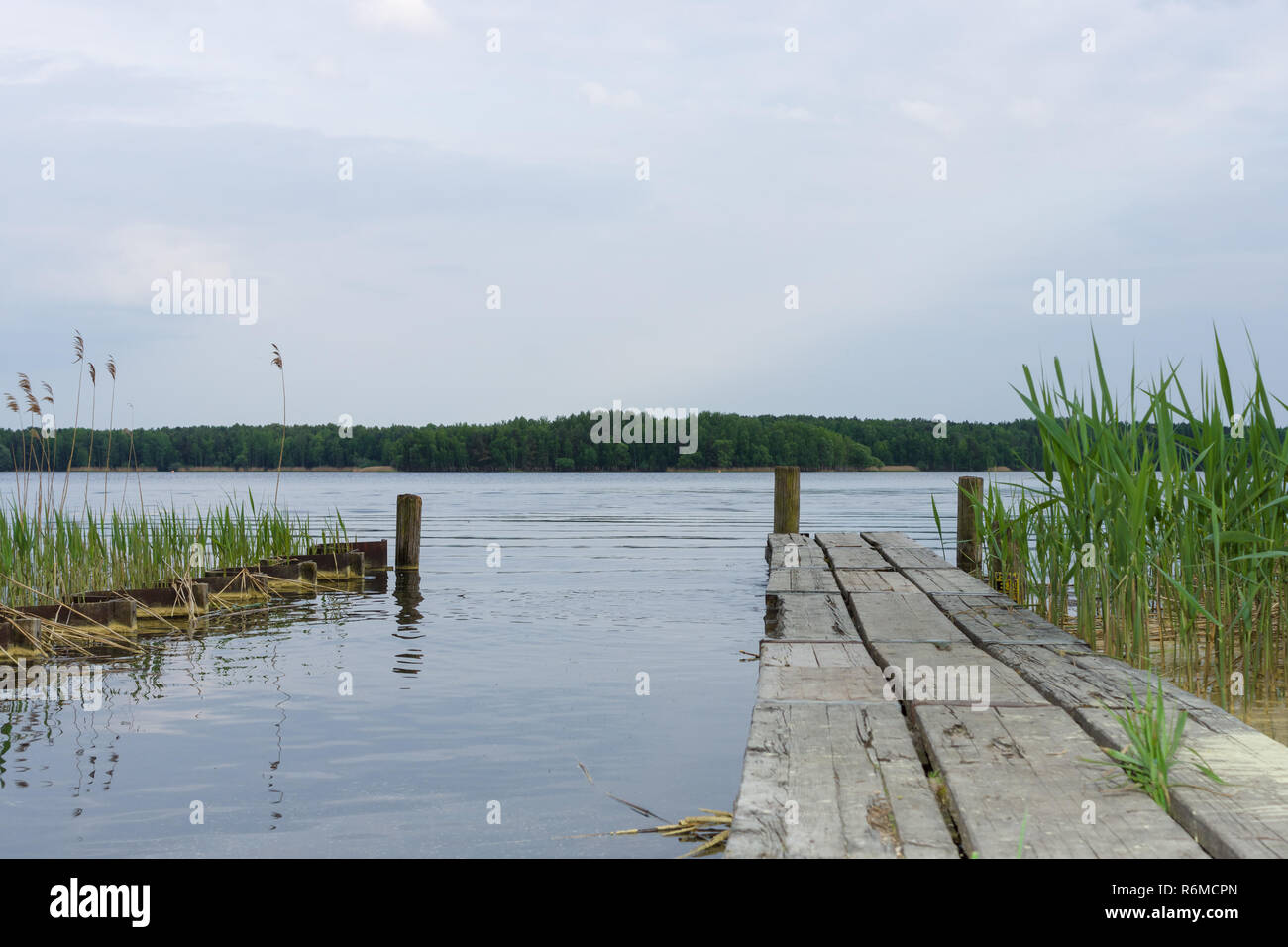 Ancienne jetée en bois sur le lac. Banque D'Images