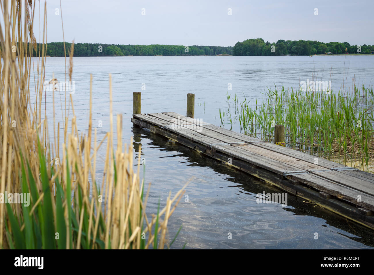 Ancienne jetée en bois sur le lac. Banque D'Images