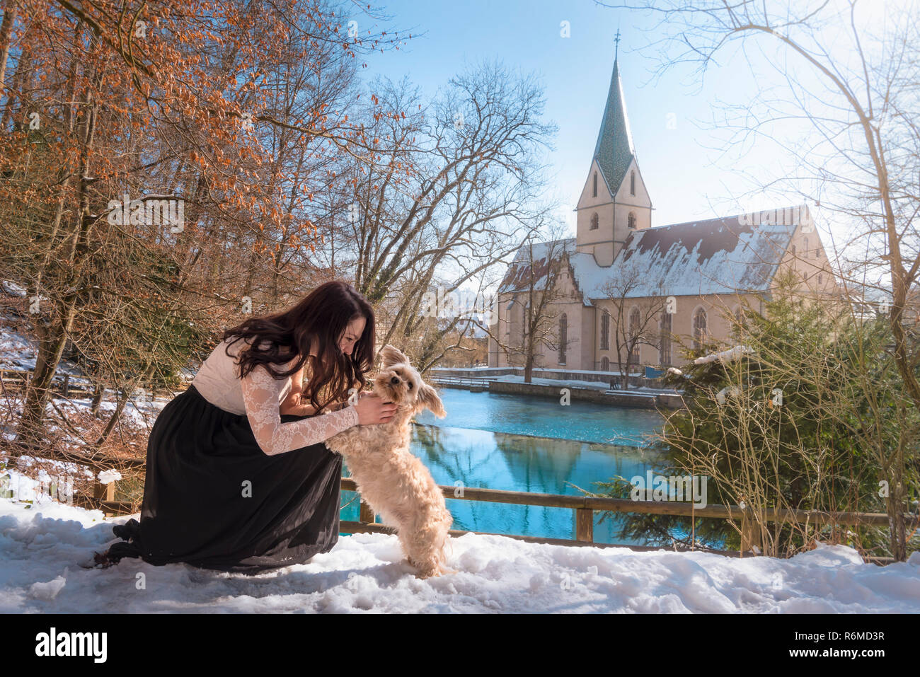 Jeune femme jouant avec son chien Banque D'Images