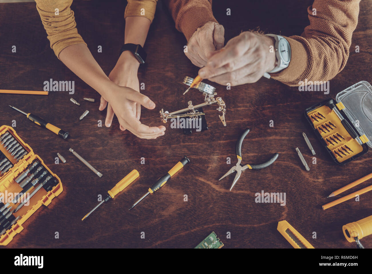 Haut Voir photo de mains d'hommes que la tenue tools Banque D'Images