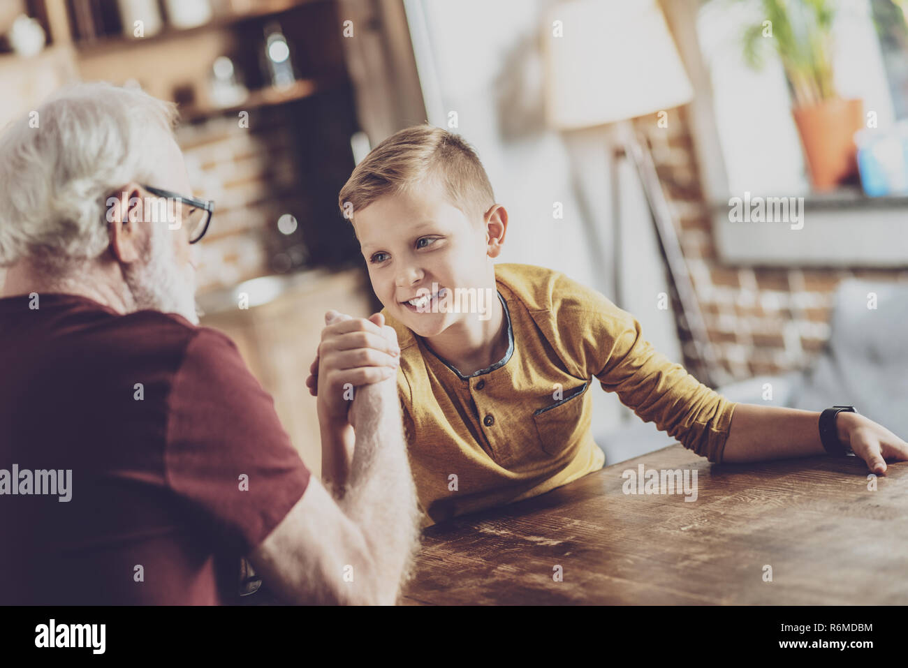 Heureux garçon en concurrence avec son grand-père Banque D'Images