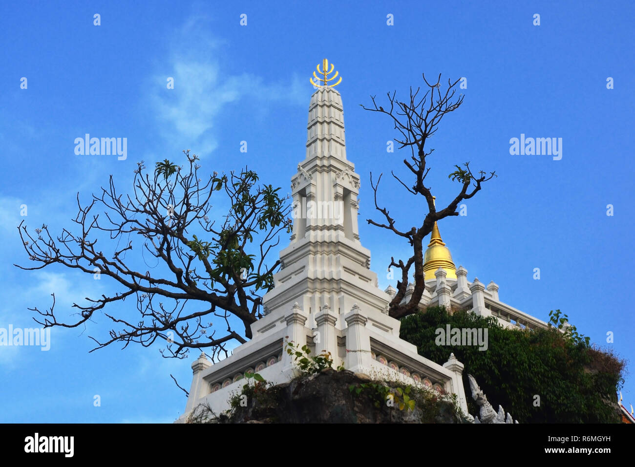 La Pagode blanche à Khao Mo situé dans Wat Prayurawongsawas Warawihan temple, Thonburi, Bangkok, Thaïlande. Banque D'Images