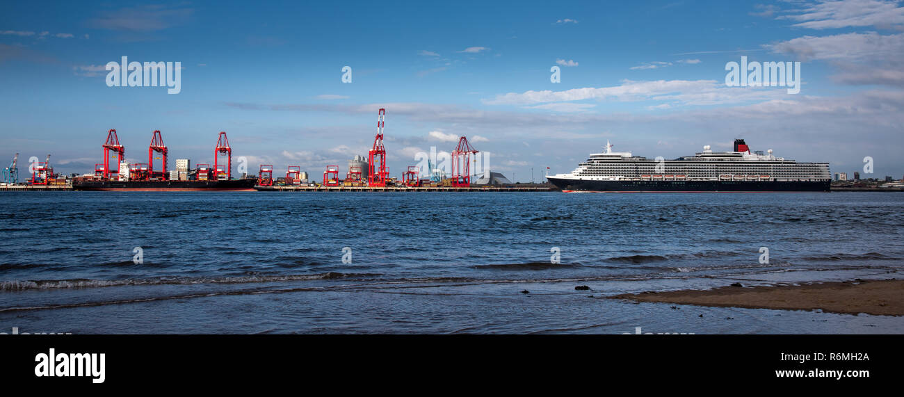 Cunard Queen Elizabeth au départ de Liverpool Banque D'Images