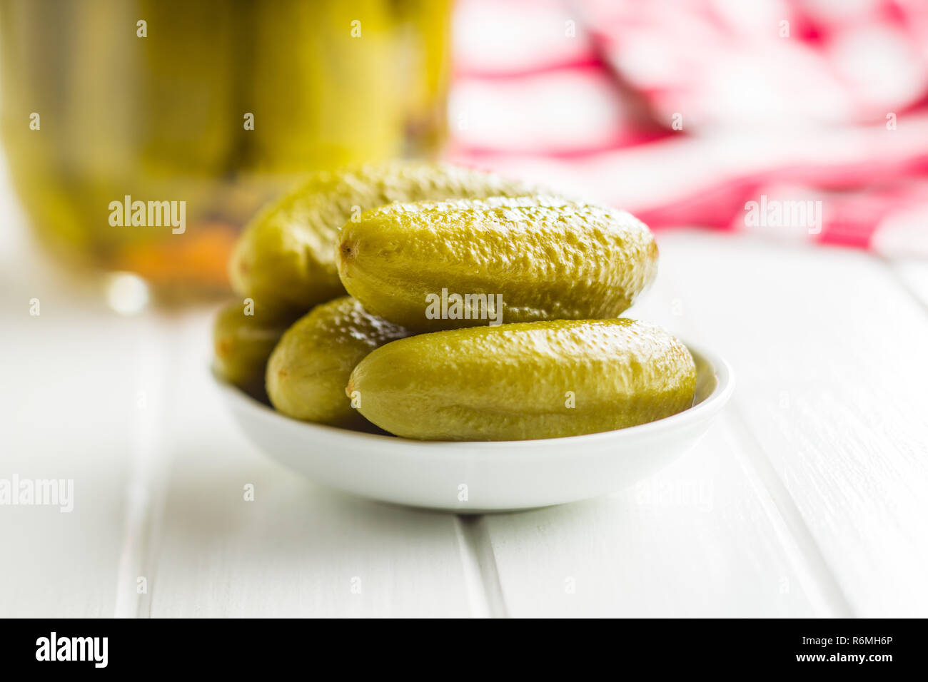 Cornichons dans la cuvette. Les concombres conservés savoureux. Banque D'Images