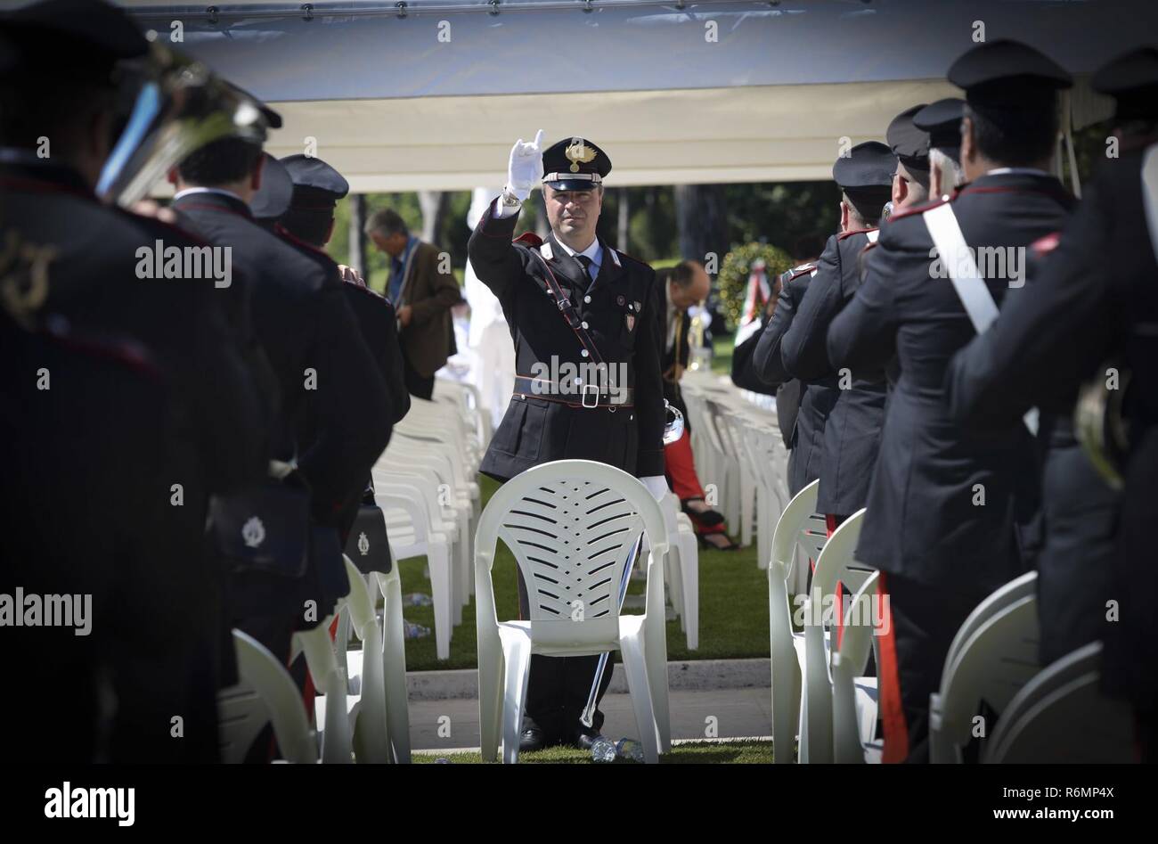 NETTUNO, Italie (28 mai 2017) Les membres de l'armée italienne Band effectuer lors d'une cérémonie au Jour commémoratif de l'Sicily-Rome Cimetière Américain. Au cours de la cérémonie, les anciens combattants, les militaires, les étudiants et les familles se sont réunis pour honorer et rendre hommage à ceux qui ont donné leur vie au cours de la libération de l'Italie en 1943. Les Forces navales des États-Unis, dont le siège social est situé à Europe-afrique, Naples, Italie, supervise les opérations navales et mixte, souvent de concert avec ses alliés, le joint, et inter-organismes partenaires, pour permettre des relations durables et d'augmenter la vigilance et la résistance à l'Europe et l'Afrique. Banque D'Images
