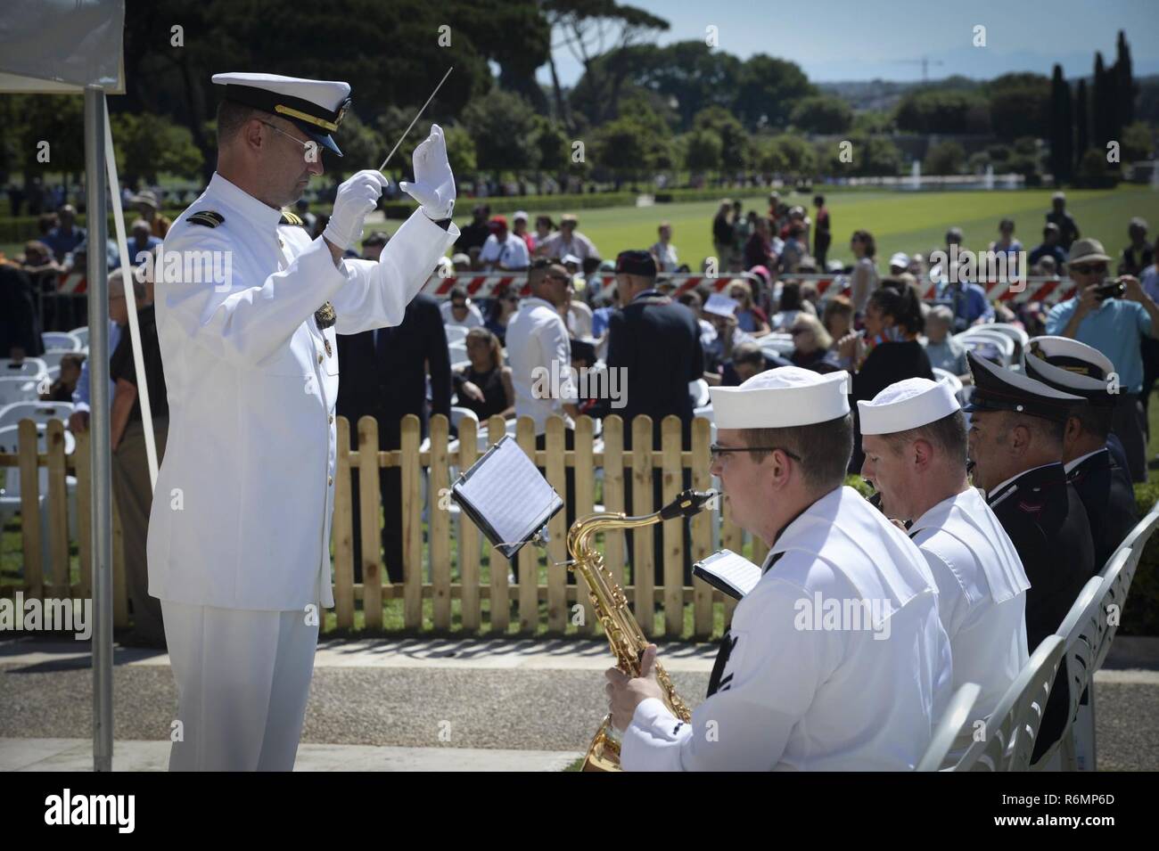 NETTUNO, Italie (28 mai 2017) Les membres de la U.S. Naval Forces Europe Groupe dans une cérémonie du Jour du Souvenir au Cimetière Américain Sicily-Rome. Au cours de la cérémonie, les anciens combattants, les militaires, les étudiants et les familles se sont réunis pour honorer et rendre hommage à ceux qui ont donné leur vie au cours de la libération de l'Italie en 1943. Les Forces navales des États-Unis, dont le siège social est situé à Europe-afrique, Naples, Italie, supervise les opérations navales et mixte, souvent de concert avec ses alliés, le joint, et inter-organismes partenaires, pour permettre des relations durables et d'augmenter la vigilance et la résistance à l'Europe et l'Afrique. Banque D'Images