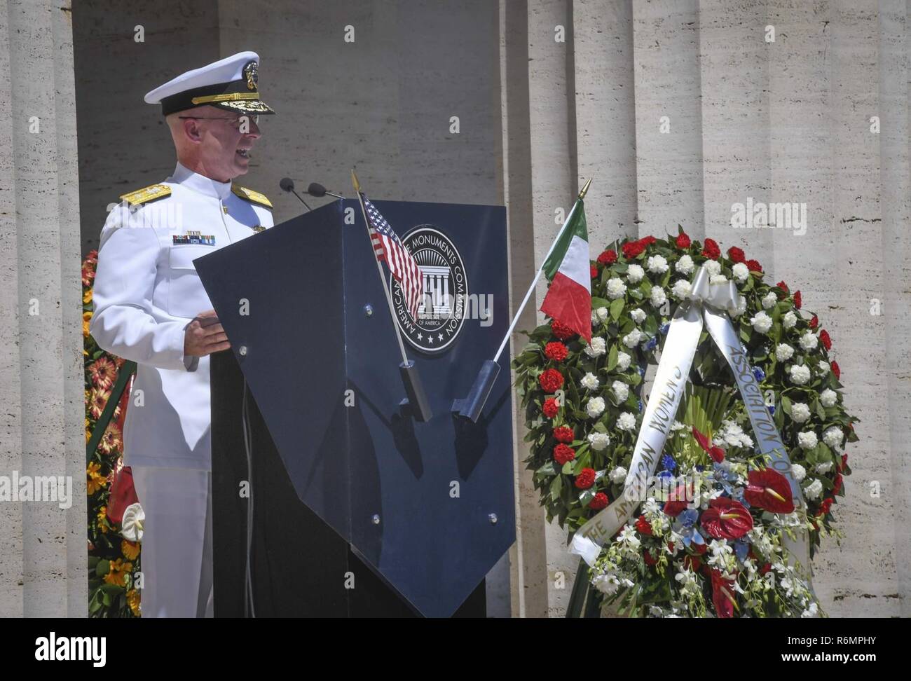 NETTUNO, Italie (28 mai 2017) Arrière Adm. Daryl Caudle, commandant adjoint des États-Unis, 6e Flotte, prononce une allocution lors d'une cérémonie au Jour commémoratif de l'Sicily-Rome Cimetière Américain. Au cours de la cérémonie, les anciens combattants, les militaires, les étudiants et les familles se sont réunis pour honorer et rendre hommage à ceux qui ont donné leur vie au cours de la libération de l'Italie en 1943. Les Forces navales des États-Unis, dont le siège social est situé à Europe-afrique, Naples, Italie, supervise les opérations navales et mixte, souvent de concert avec ses alliés, le joint, et inter-organismes partenaires, pour permettre des relations durables et d'augmenter la vigilance et resilie Banque D'Images