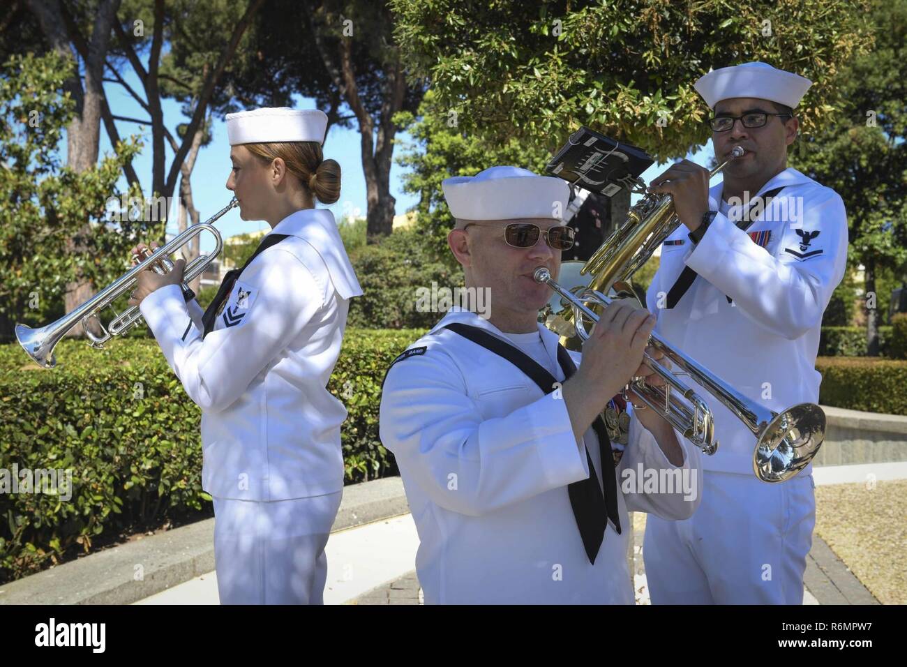 NETTUNO, Italie (28 mai 2017) Les membres de la U.S. Naval Forces Europe Groupe dans une cérémonie du Jour du Souvenir au Cimetière Américain Sicily-Rome. Au cours de la cérémonie, les anciens combattants, les militaires, les étudiants et les familles se sont réunis pour honorer et rendre hommage à ceux qui ont donné leur vie au cours de la libération de l'Italie en 1943. Les Forces navales des États-Unis, dont le siège social est situé à Europe-afrique, Naples, Italie, supervise les opérations navales et mixte, souvent de concert avec ses alliés, le joint, et inter-organismes partenaires, pour permettre des relations durables et d'augmenter la vigilance et la résistance à l'Europe et l'Afrique. Banque D'Images