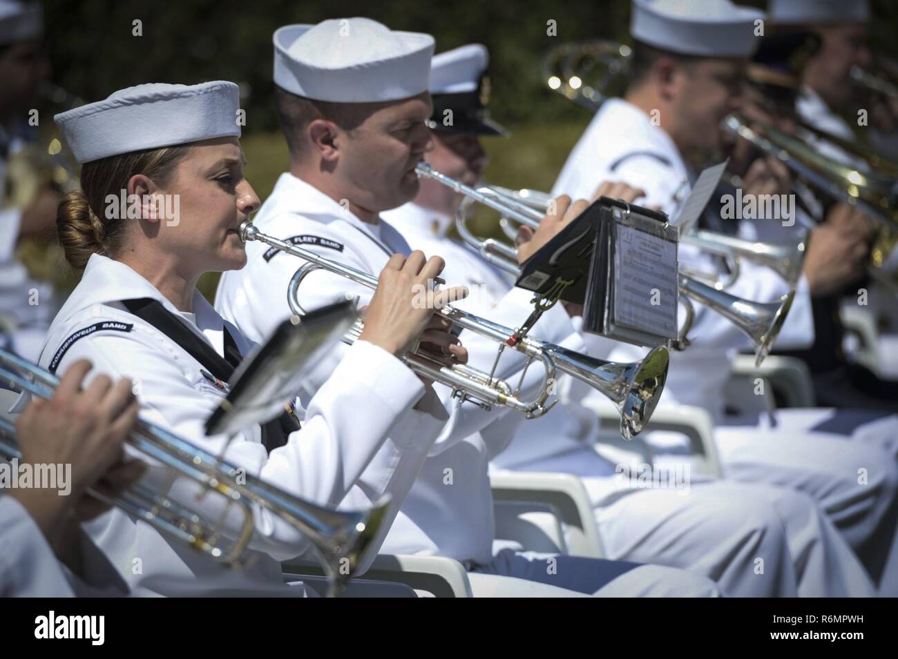 NETTUNO, Italie (28 mai 2017) Les membres de la U.S. Naval Forces Europe Groupe dans une cérémonie du Jour du Souvenir au Cimetière Américain Sicily-Rome. Au cours de la cérémonie, les anciens combattants, les militaires, les étudiants et les familles se sont réunis pour honorer et rendre hommage à ceux qui ont donné leur vie au cours de la libération de l'Italie en 1943. Les Forces navales des États-Unis, dont le siège social est situé à Europe-afrique, Naples, Italie, supervise les opérations navales et mixte, souvent de concert avec ses alliés, le joint, et inter-organismes partenaires, pour permettre des relations durables et d'augmenter la vigilance et la résistance à l'Europe et l'Afrique. Banque D'Images