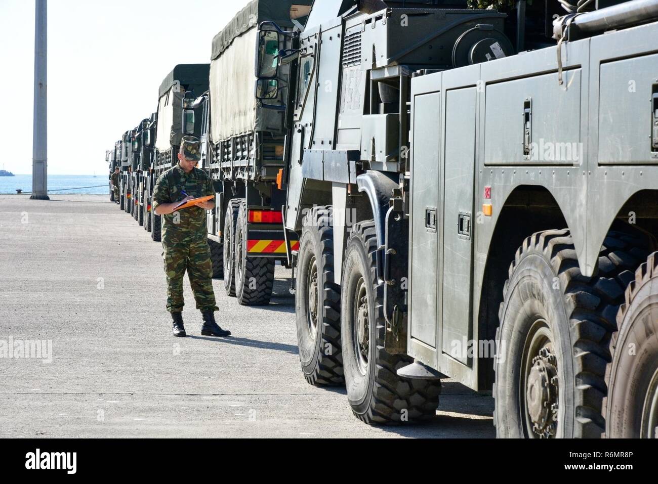 HURST POINT "Roro" London, UK l'arrivée du navire à la mer- Port-Greece Alexandroupolis. Les forces armées grecques ont contribué avec la police locale et les autorités portuaires de la mer assurant la sécurité et lisse le débarquement des véhicules militaires du Royaume-Uni et des camions, le 30 mai 2017. Banque D'Images