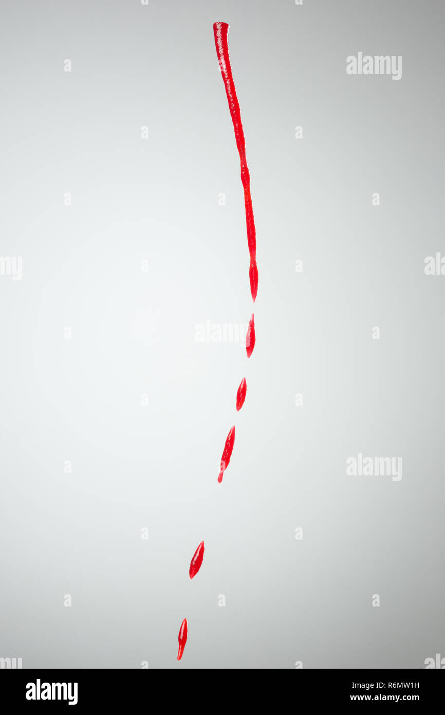 Le ketchup isolé sur fond gris Banque D'Images