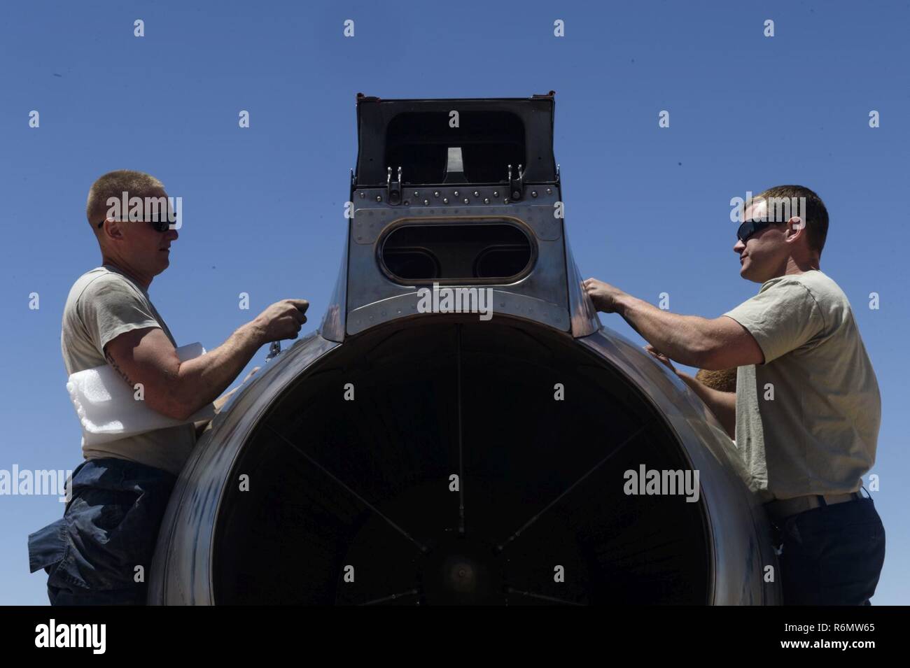 Les aviateurs de l'US Air Force à partir de la 437e Escadron de maintenance des aéronefs, Joint Base Charleston, SC., préparer un C-17 Globemaster III moteur à réaction à être mis sur le jet à Wilde Benton de débarquement au Fort Bliss, Nouveau Mexique, le 17 mai 2017. C'était la première fois dans l'histoire où un moteur C-17 devait être remplacé dans un emplacement distant. Banque D'Images