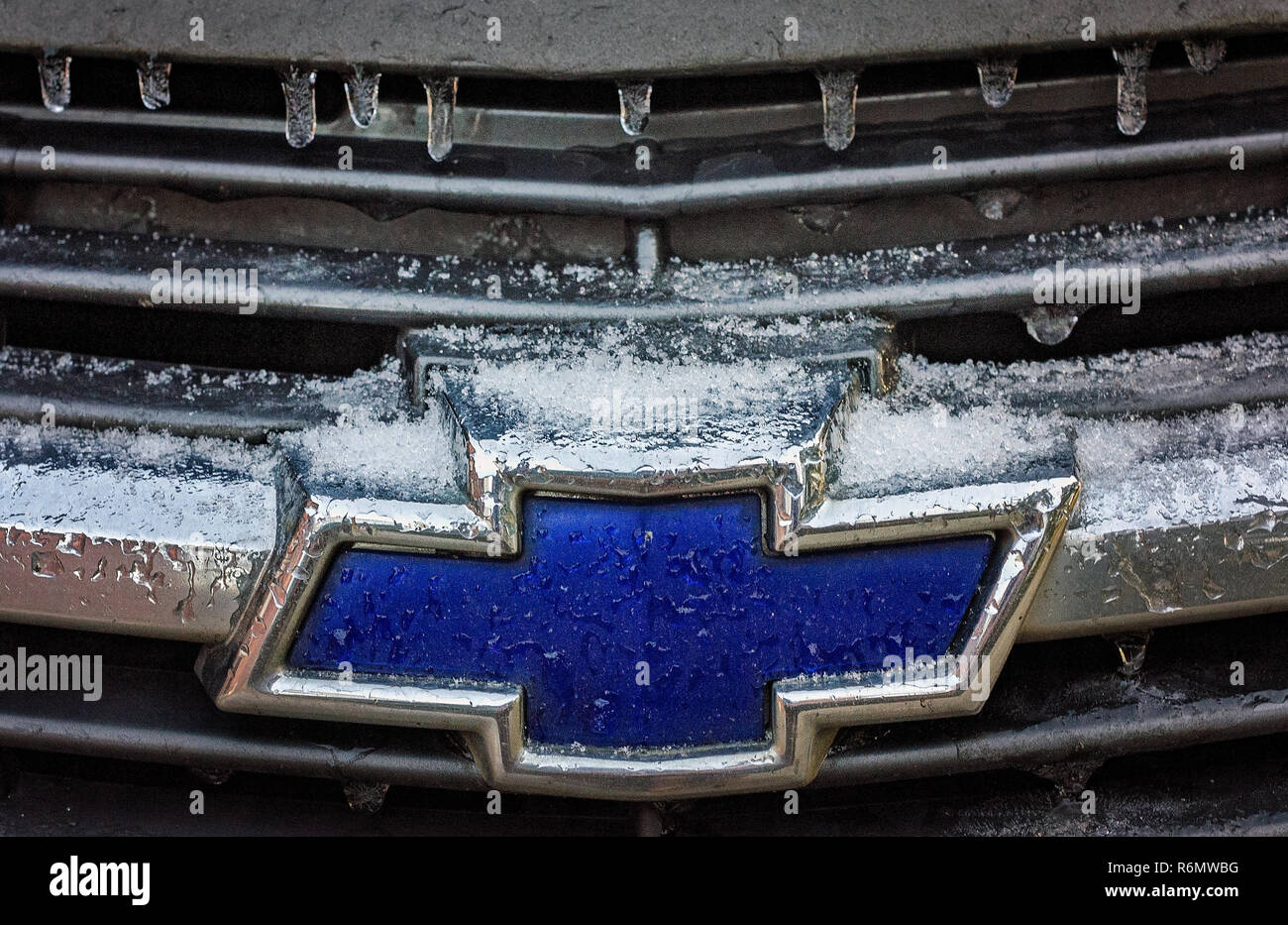 La glace recouvre la grille avant d'a​ Chevrolet Impala, Janvier 17, 2018, dans Coden, Ala. un front froid laissé une grande partie de l'Afrique du couverte de glace et de neige. Banque D'Images